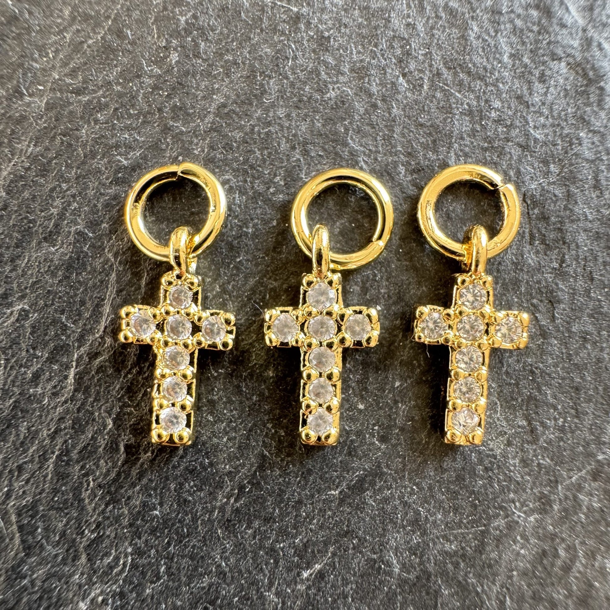 Breloque croix dorée zircons 2