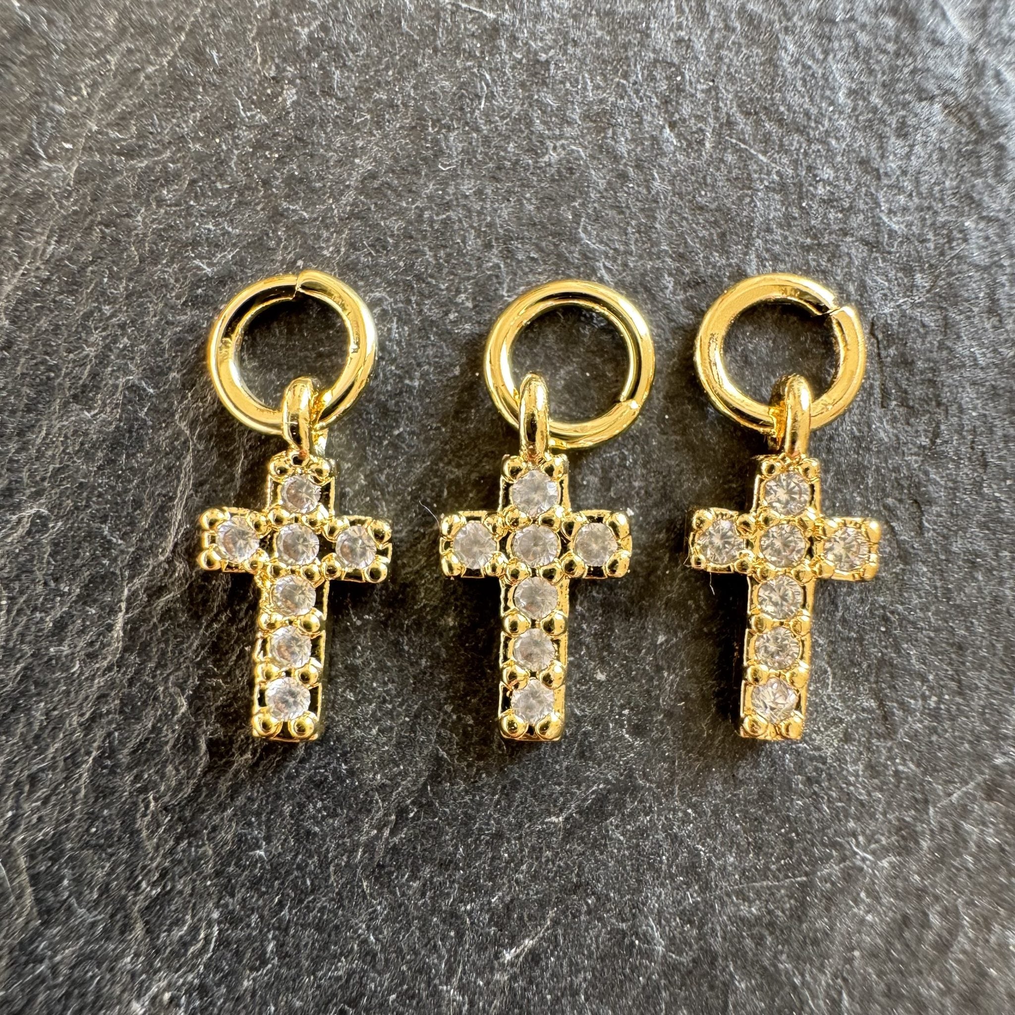 Breloque croix dorée zircons 2