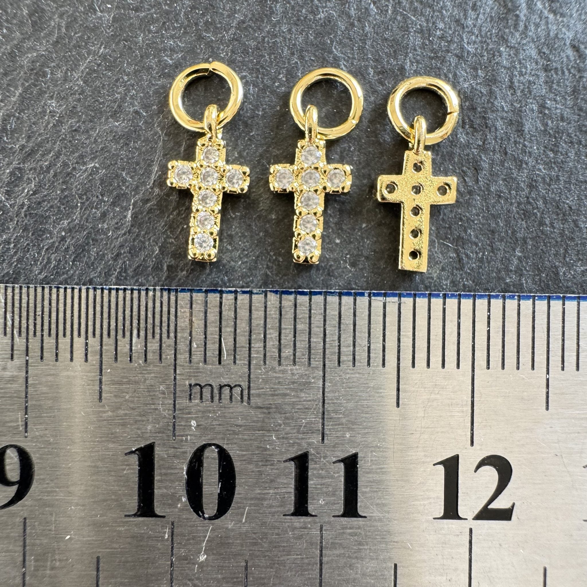 Breloque croix dorée zircons 1