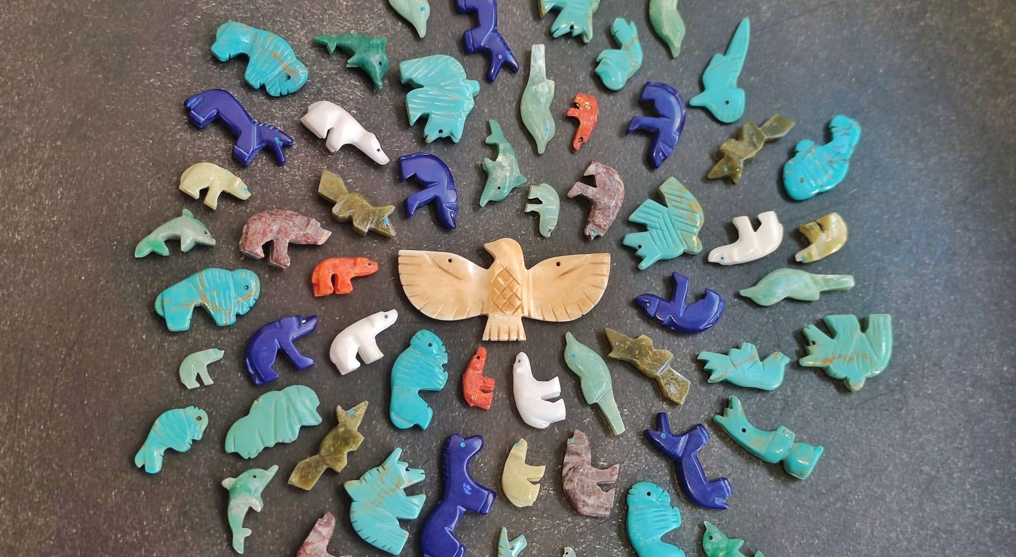 Ensemble des animaux totem en pierre