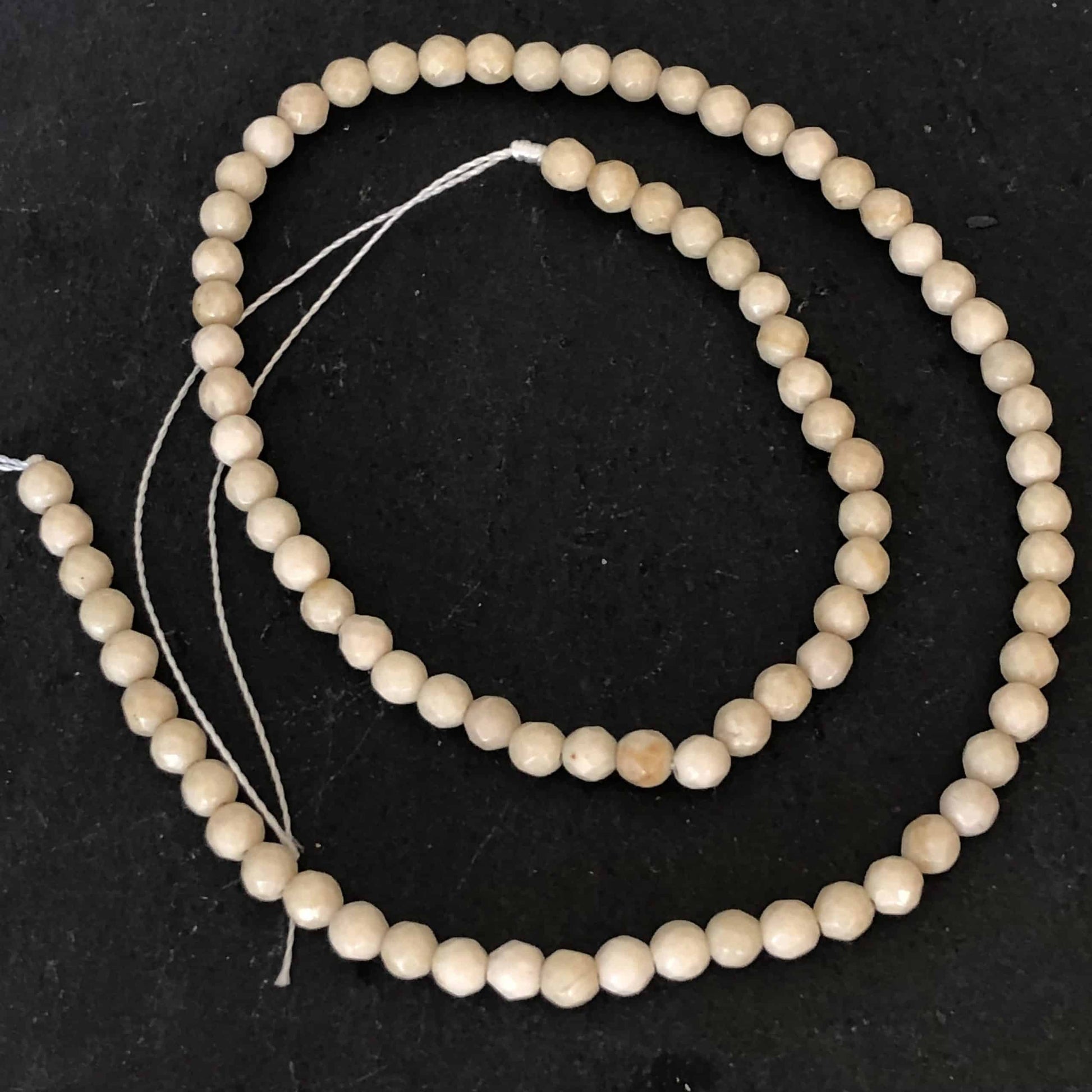Fossile blanc à Facettes 4mm 1