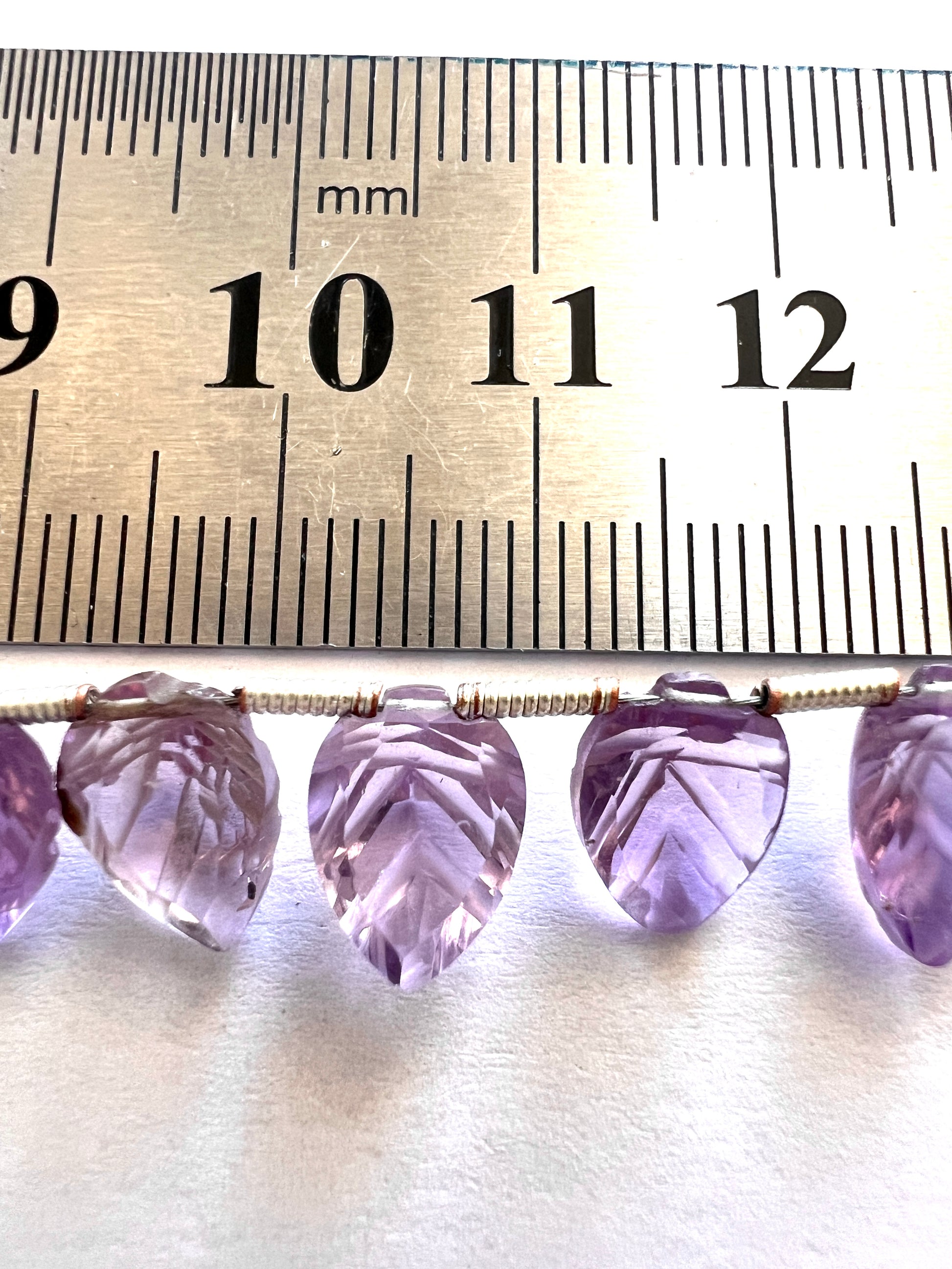 Fil de feuilles sculptées en Améthyste rose.