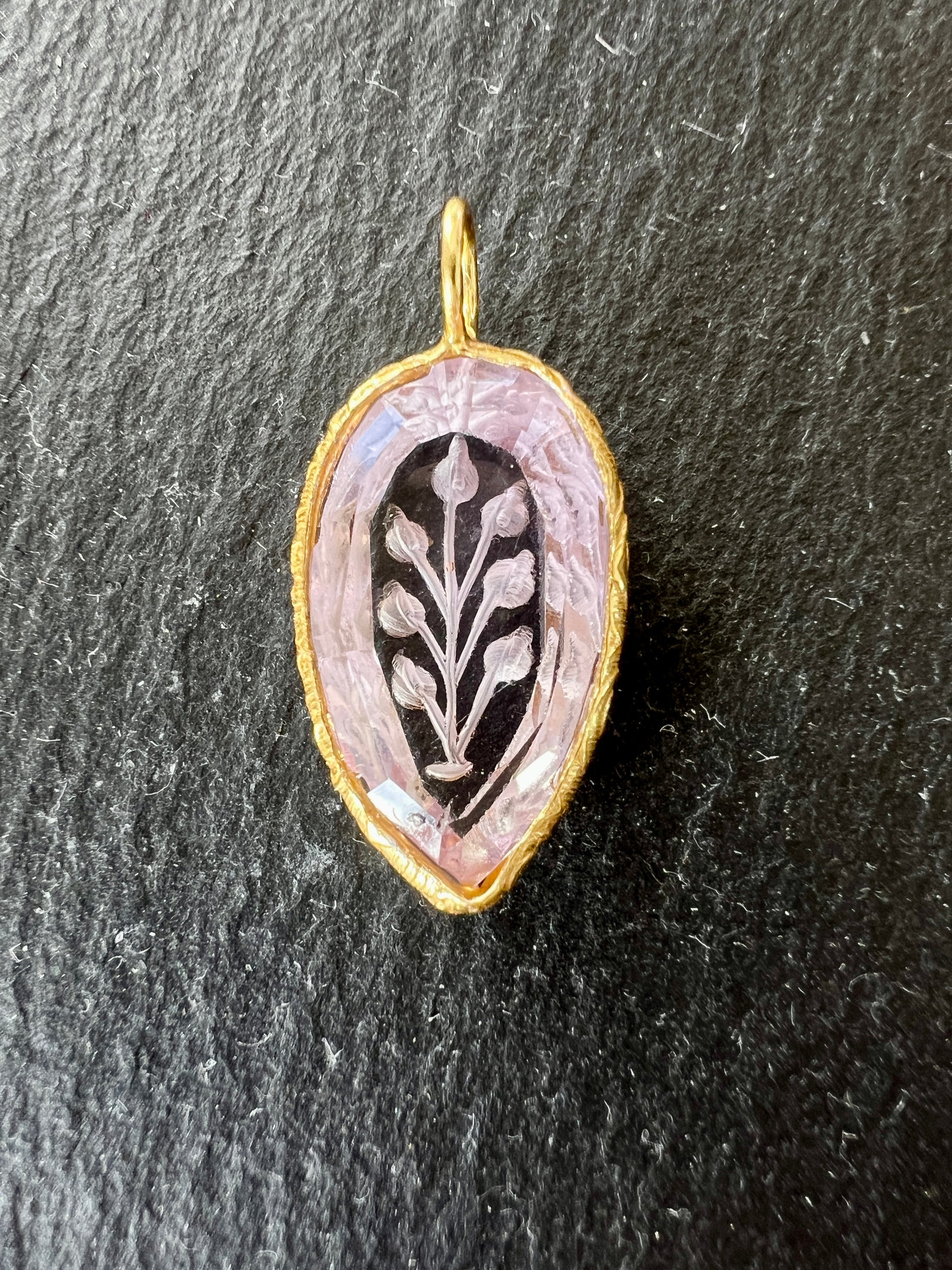 Pendentif Indien Gravé Fleur en Améthyste