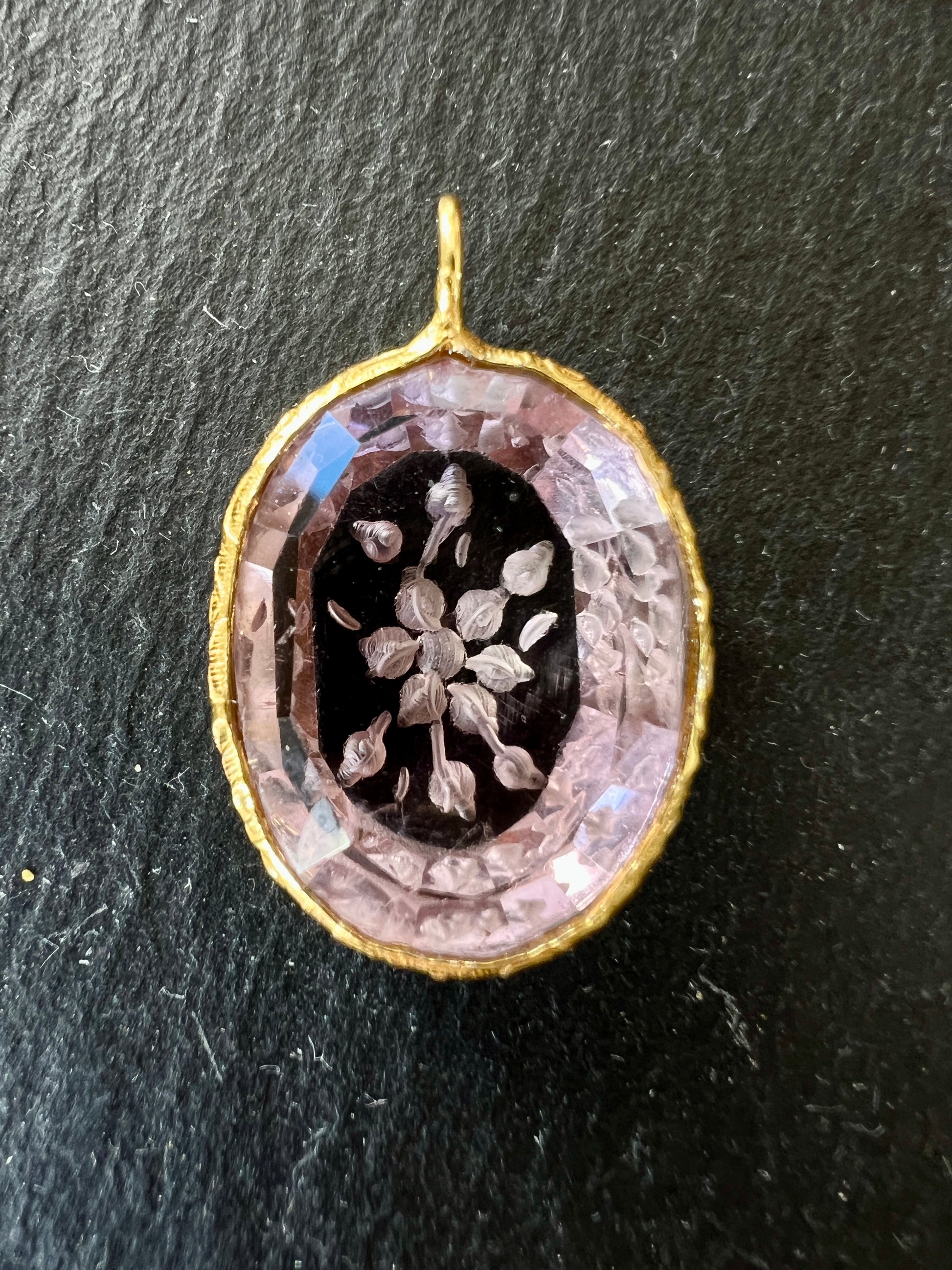 Pendentif Indien Gravé Fleur en Améthyste
