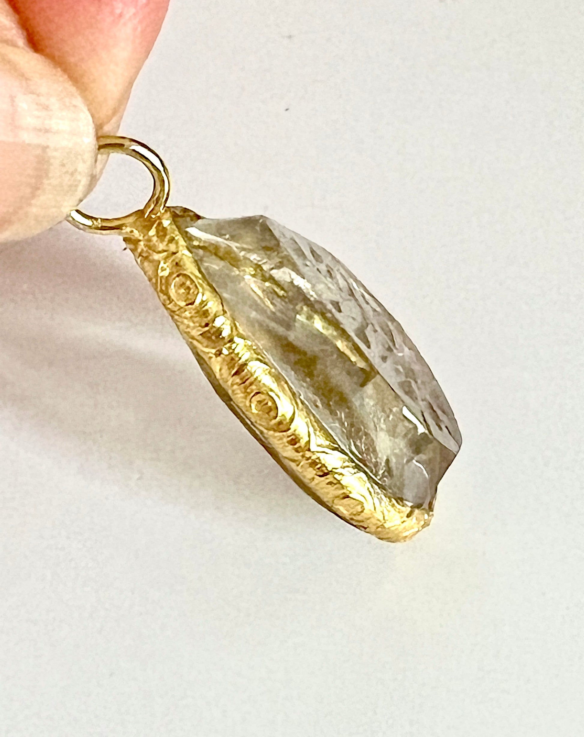 Pendentif Indien Gravé Fleur en Quartz Citron