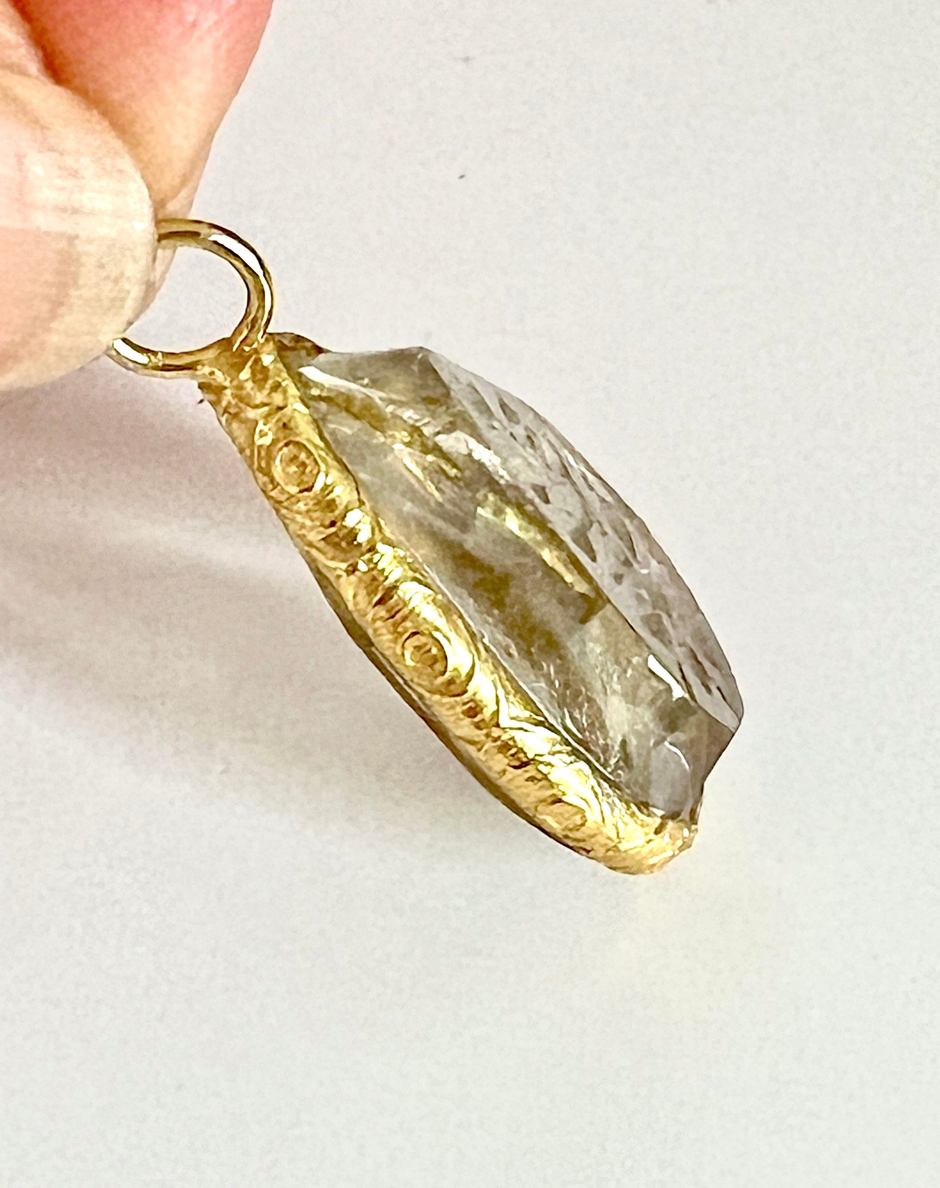 Pendentif Indien Gravé Fleur en Quartz Citron