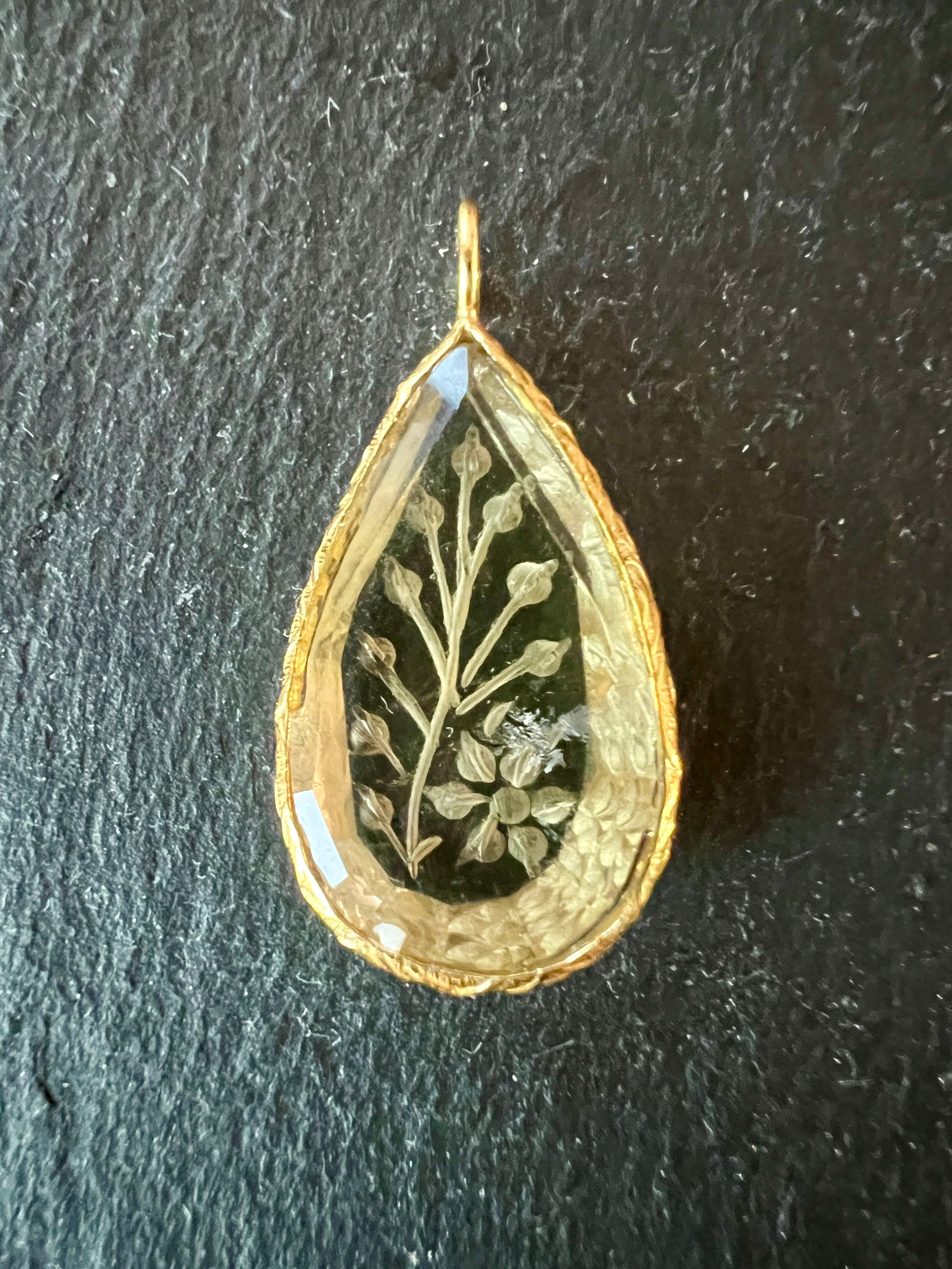 Pendentif Indien Gravé Fleur en Quartz Citron