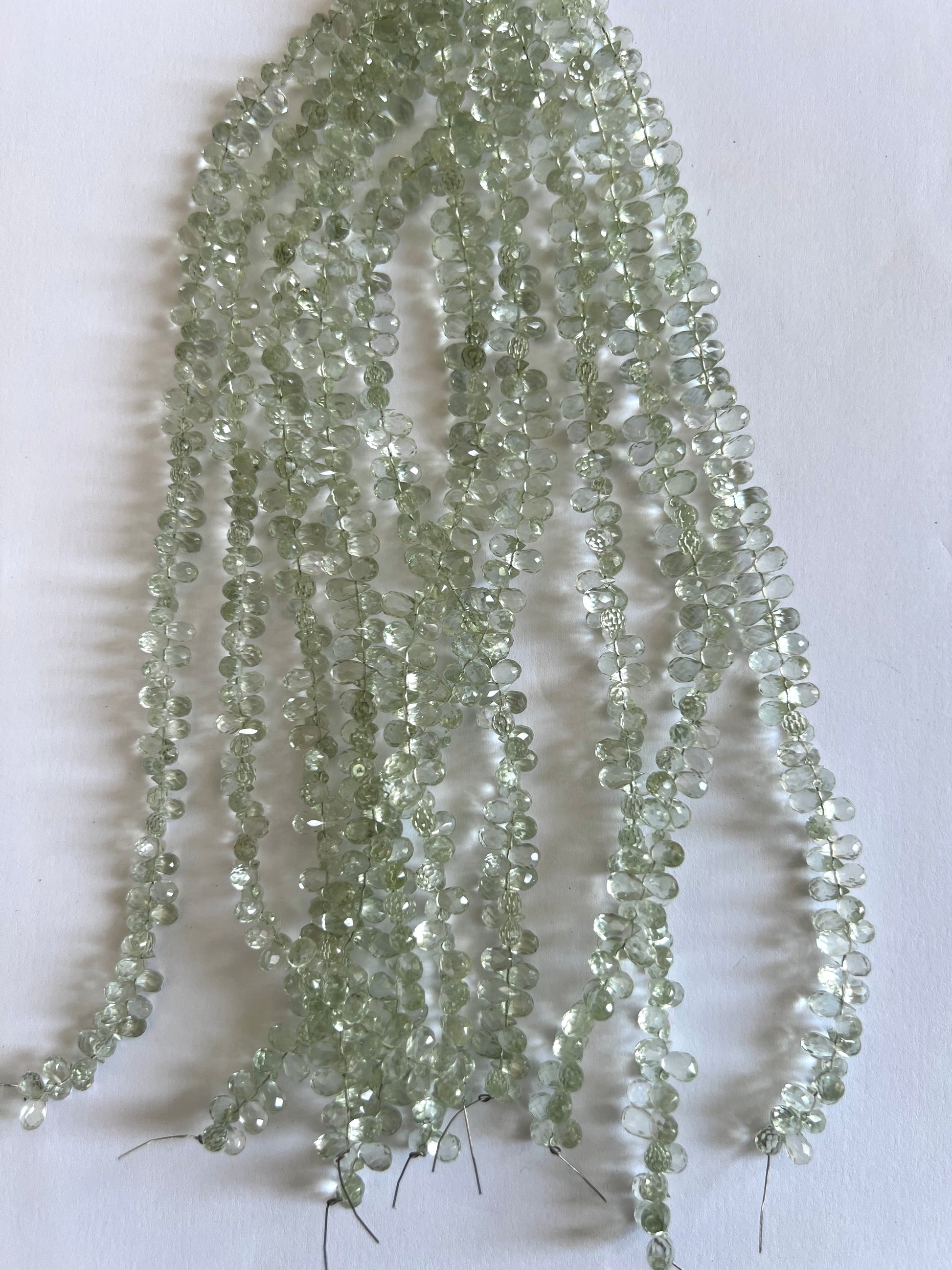 Fil de petites gouttes en Améthyste verte ou Prasiolite, facettée.