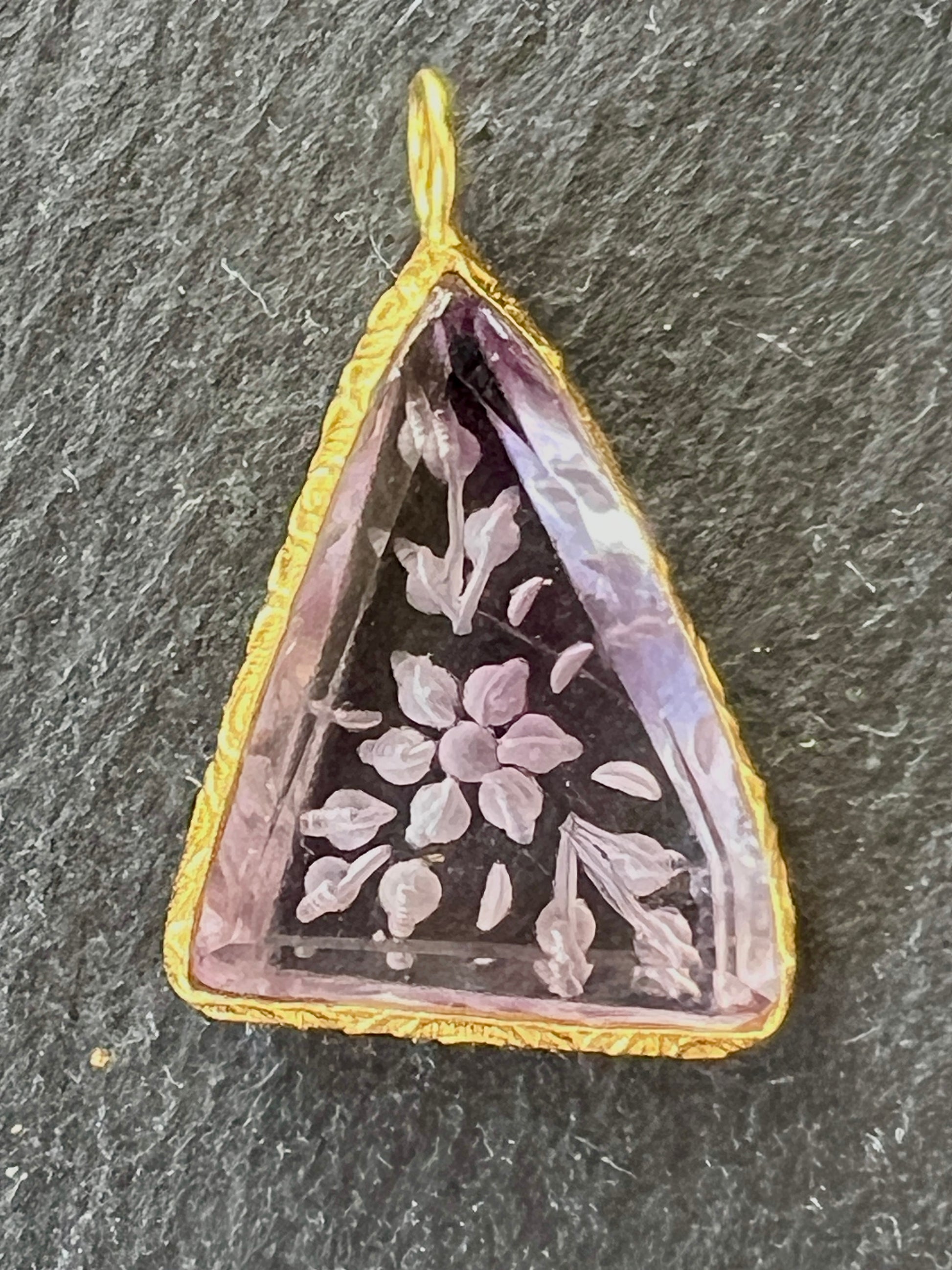 Pendentif Indien Gravé Fleur en Améthyste