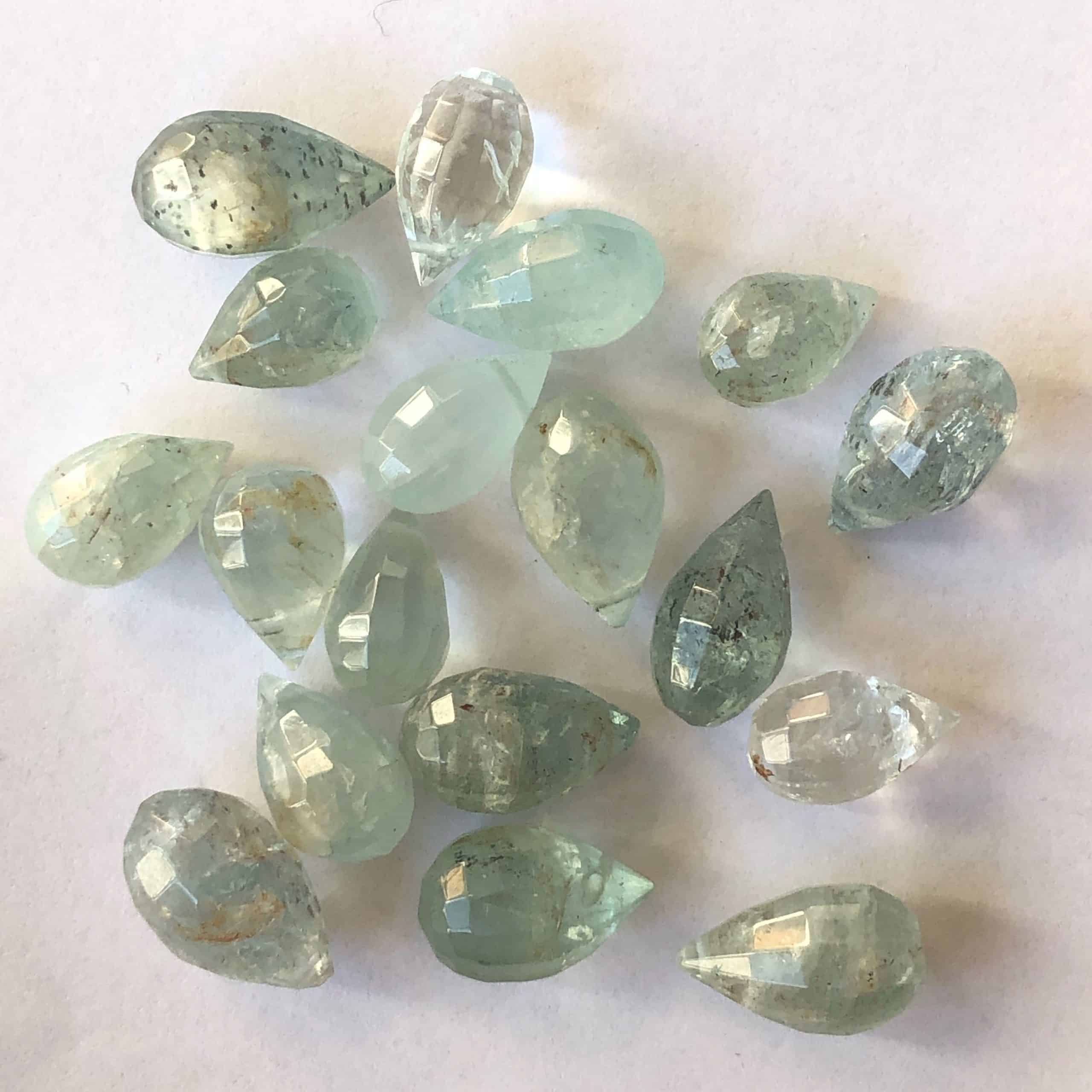 Goutte Facettée et Trouée en Aigue-Marine