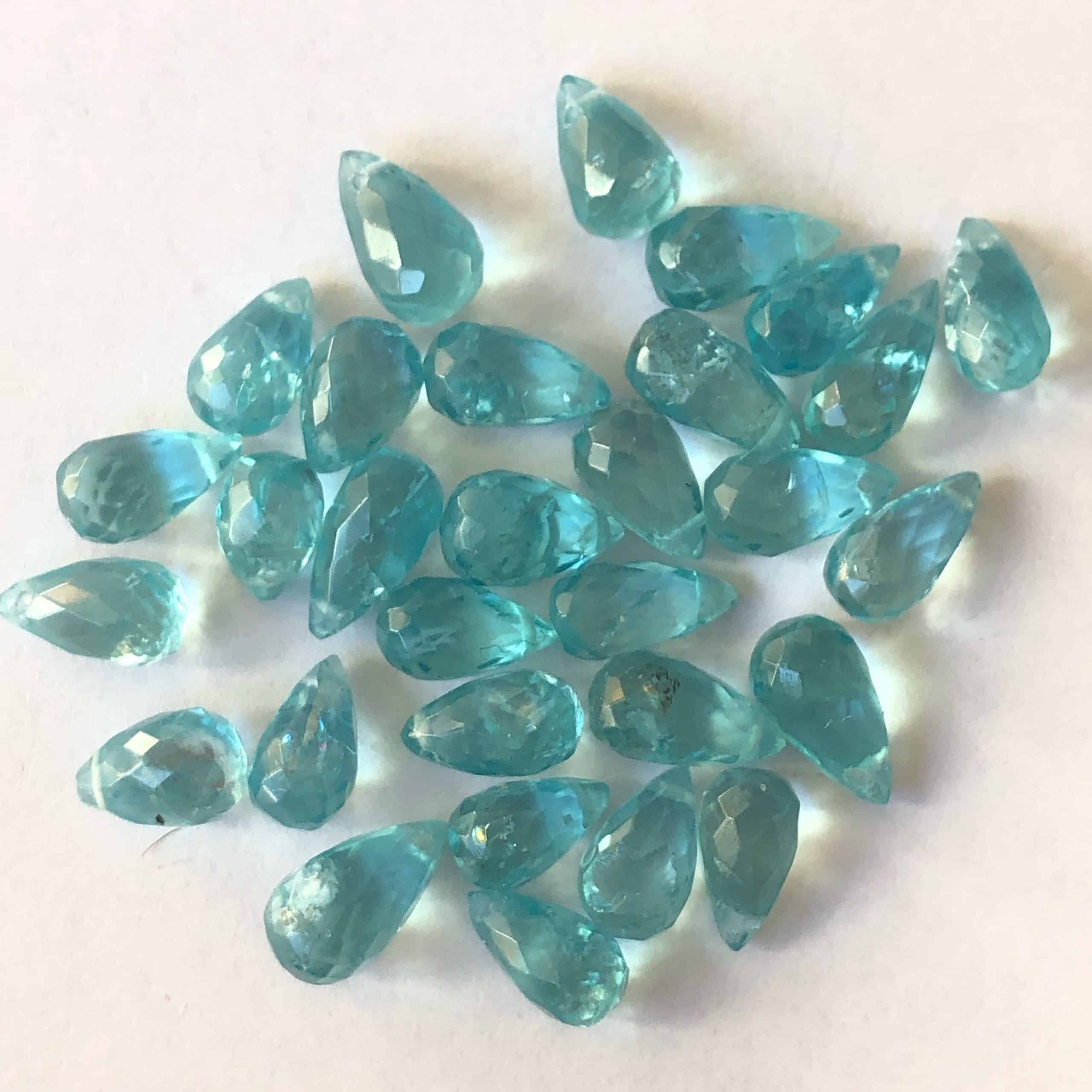 Goutte Facettée et Trouée en Apatite(2)