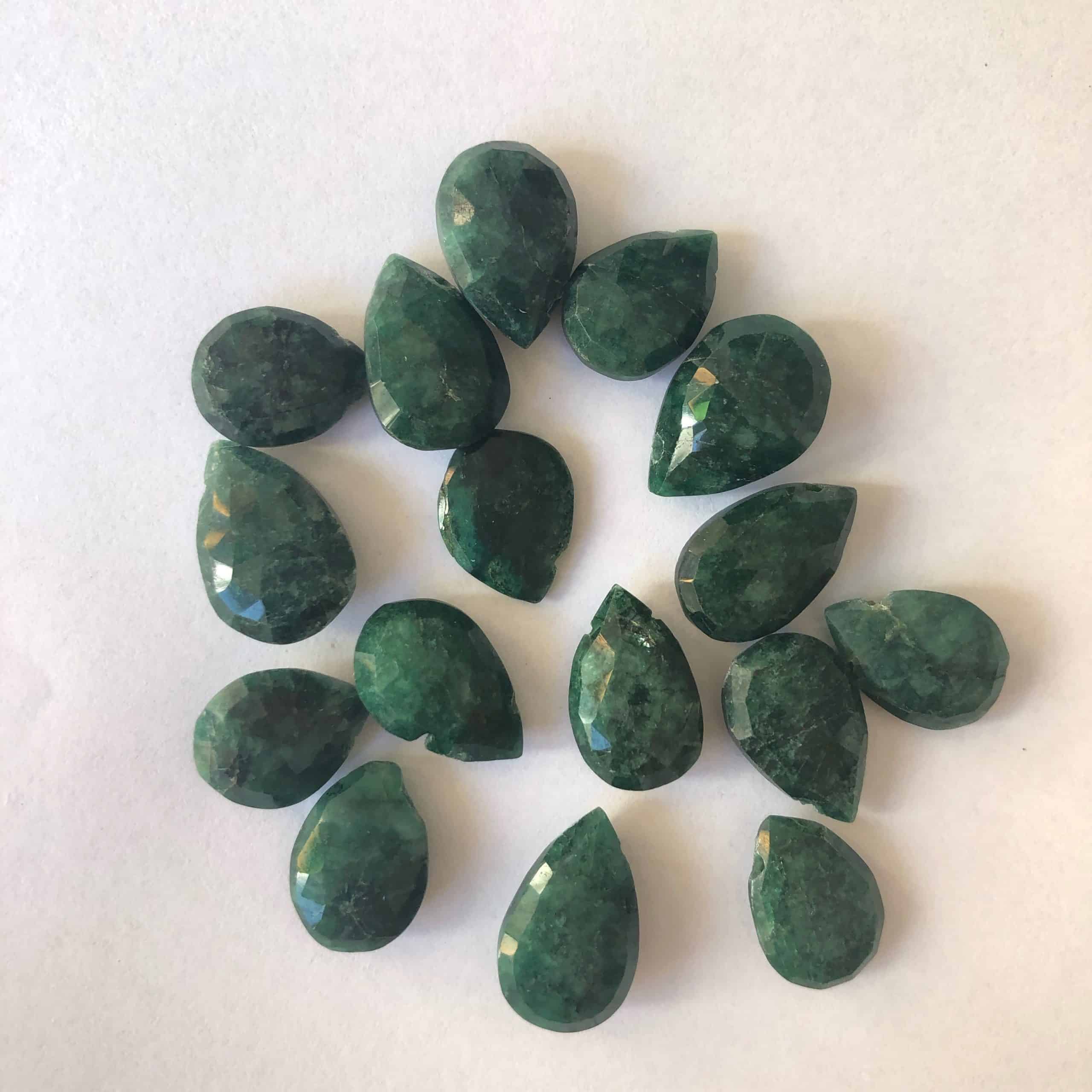 Goutte Facettée et Trouée en Malachite