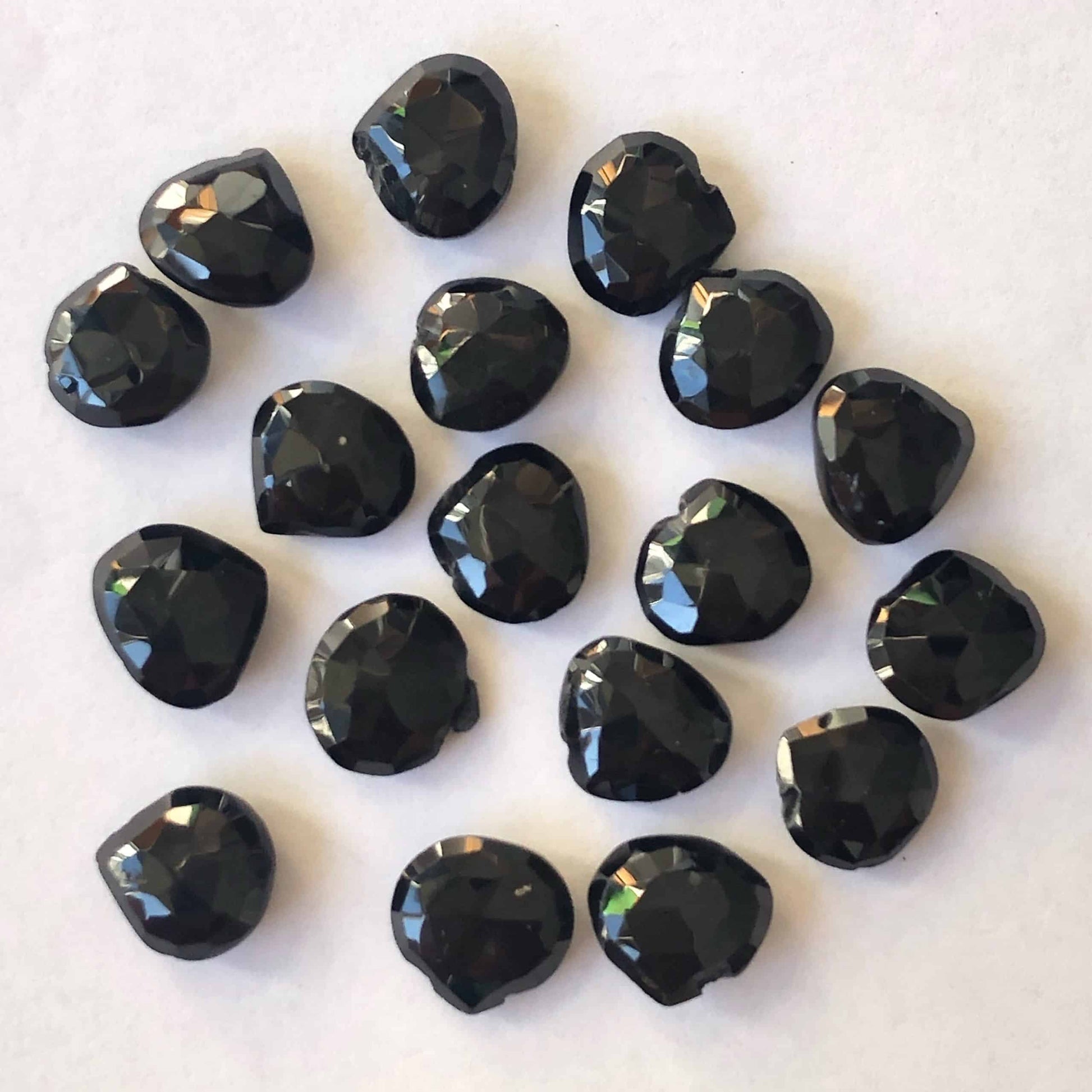 Goutte Facettée et Trouée en Spinelle Noir