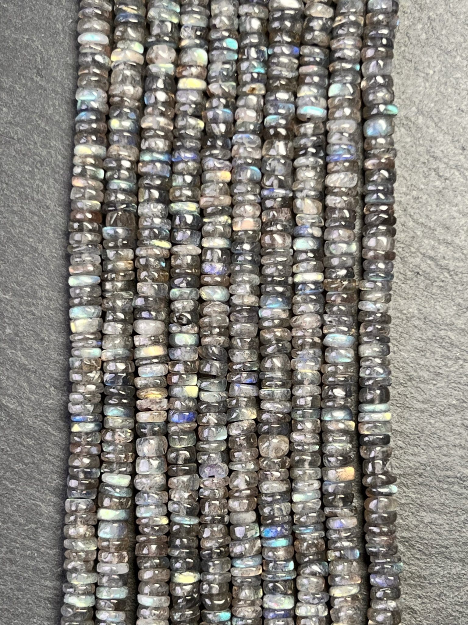 Heishi en Labradorite 5-6mm (2) 2