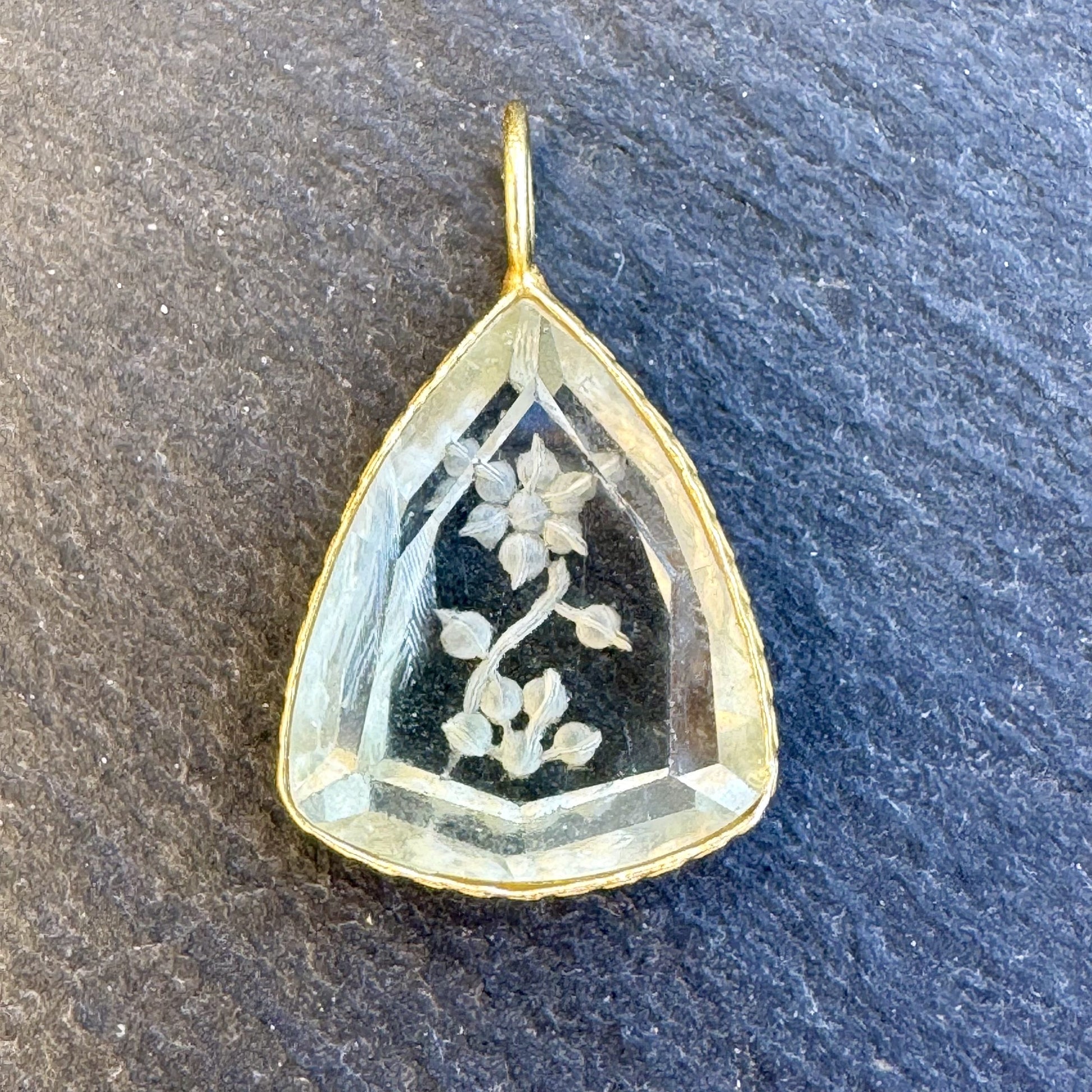 pendentif indien gravé améthyste verte