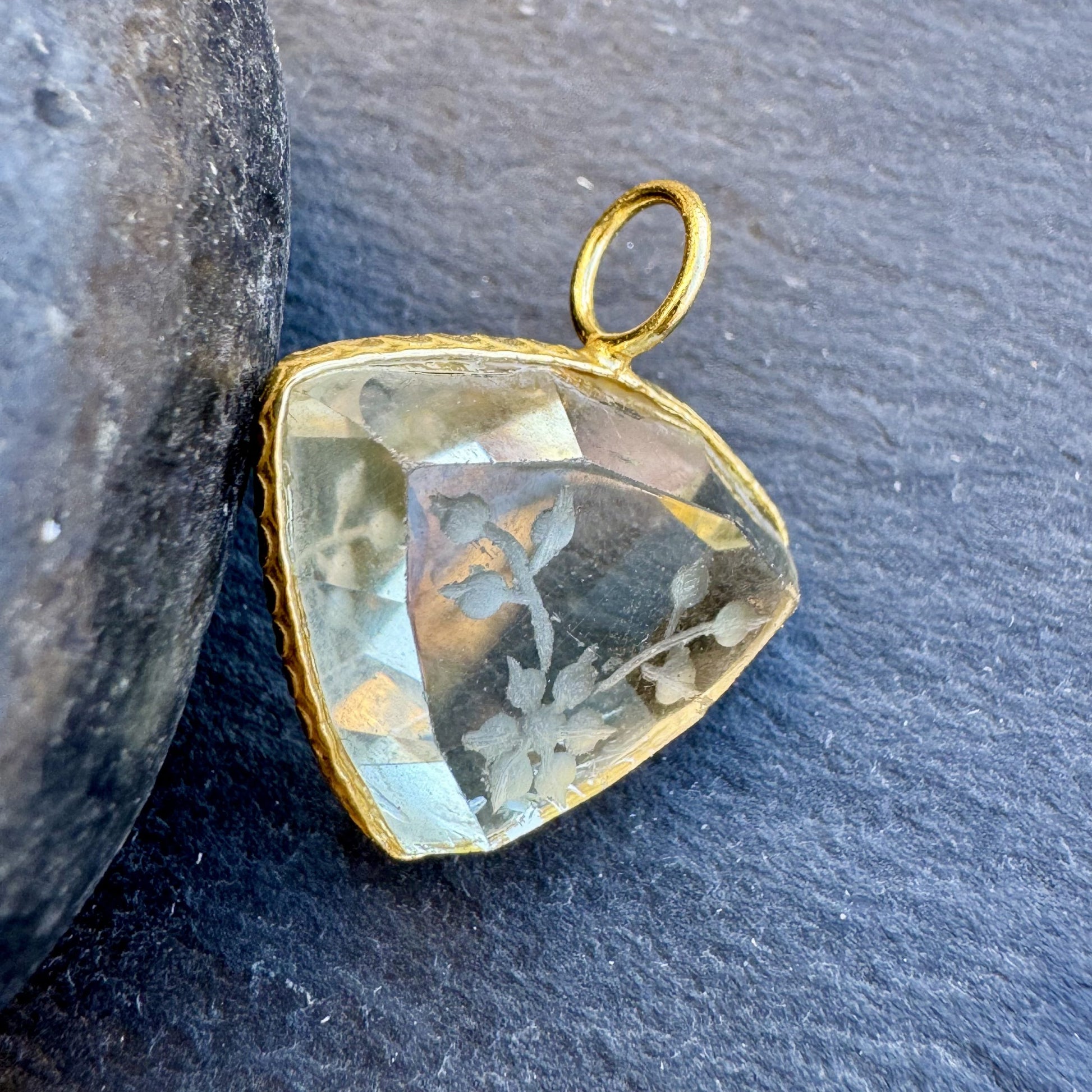 pendentif indien gravé améthyste verte
