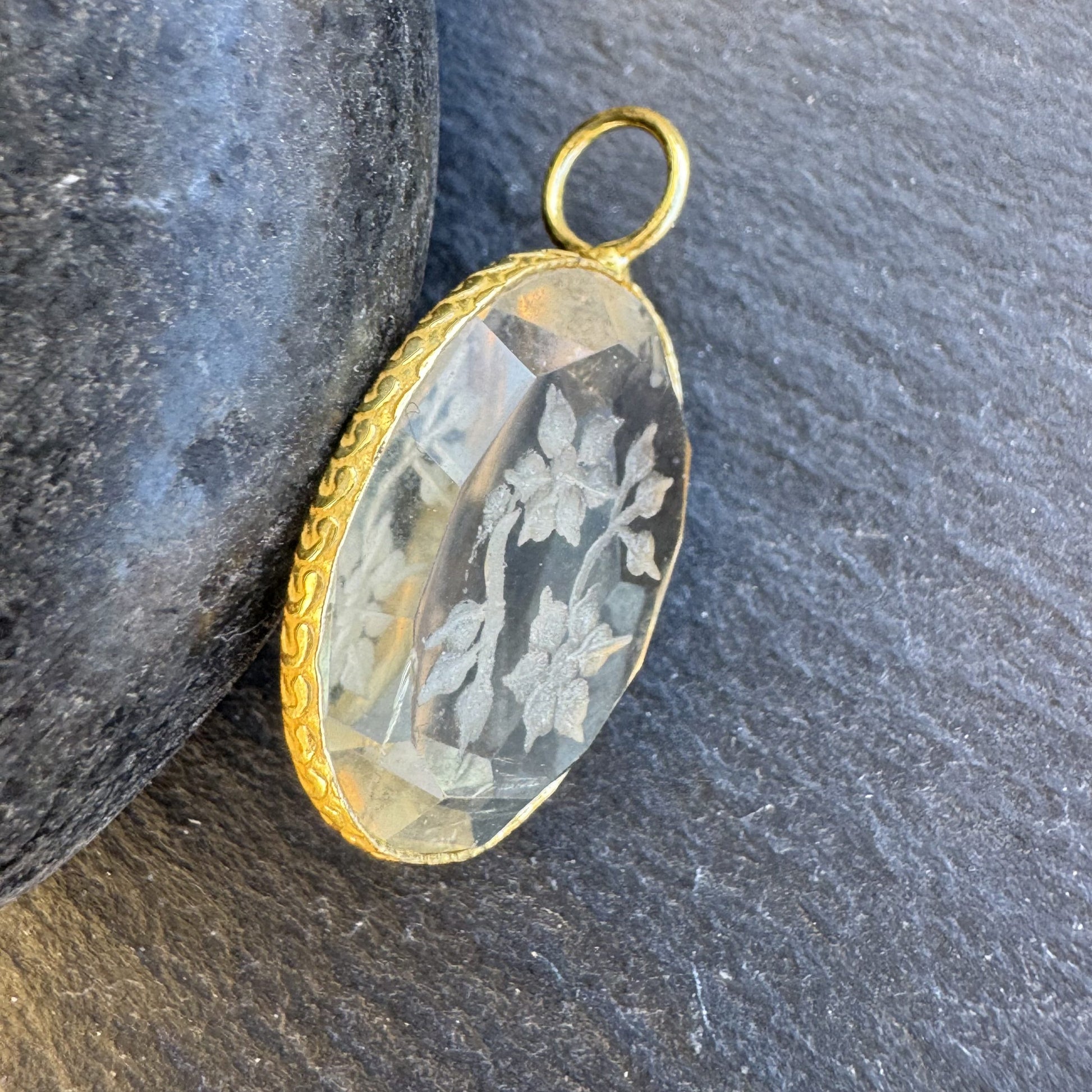 pendentif indien gravé améthyste verte