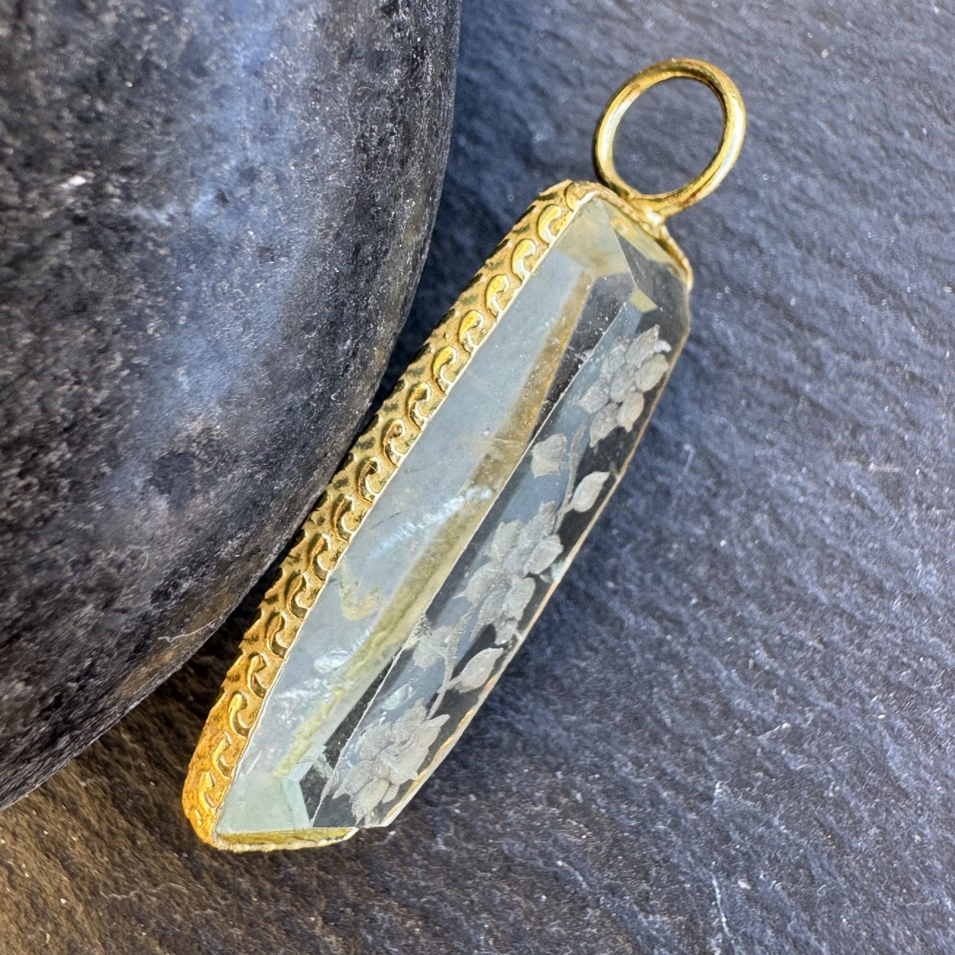 pendentif indien gravé améthyste verte