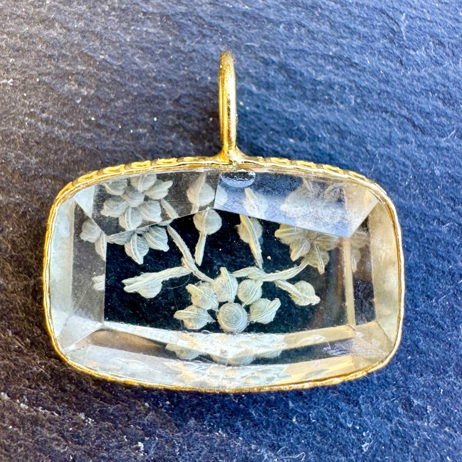 pendentif indien gravé améthyste verte