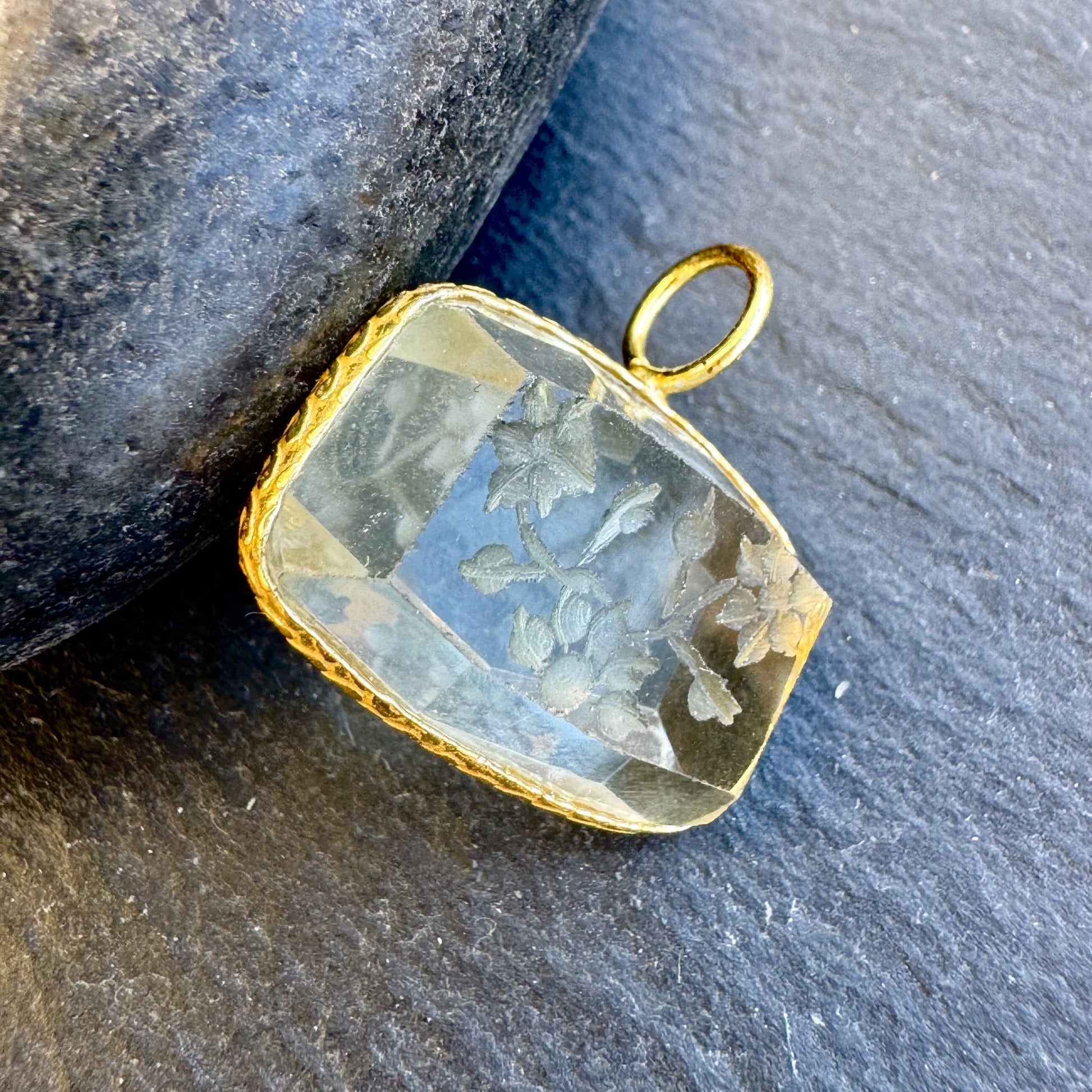 pendentif indien gravé améthyste verte