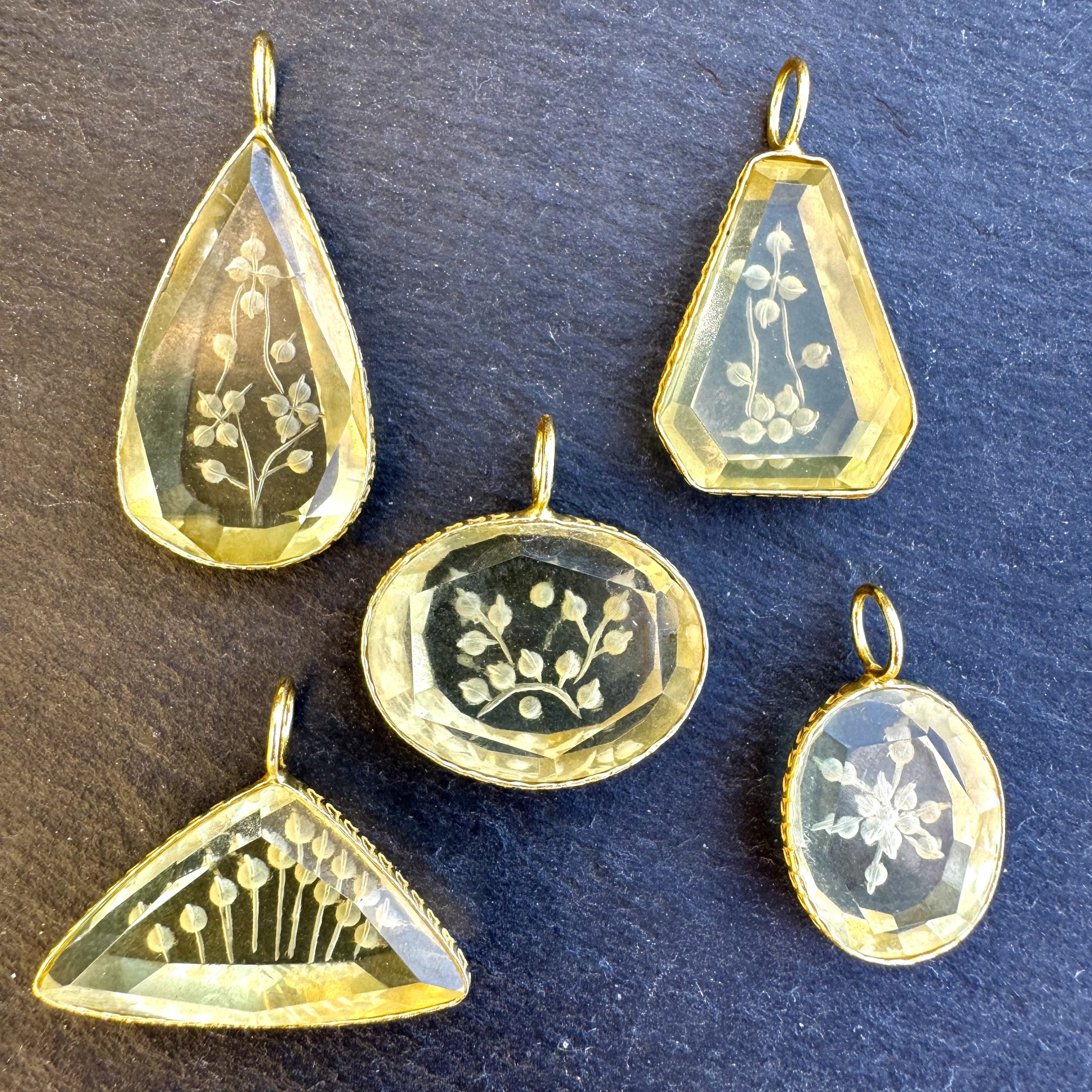 Pendentif Indien Gravé Fleur en Quartz Citron