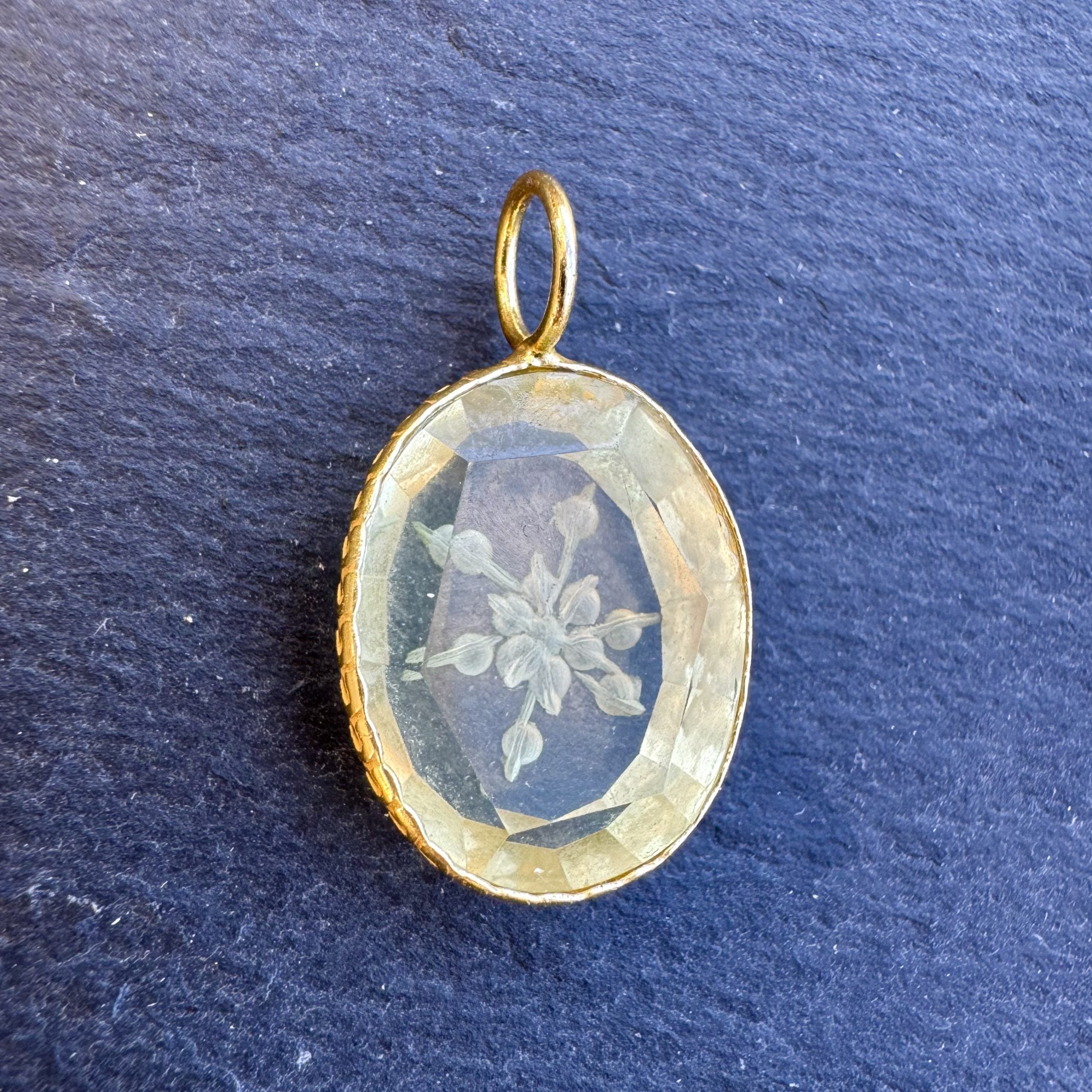 Pendentif Indien Gravé Fleur en Quartz Citron