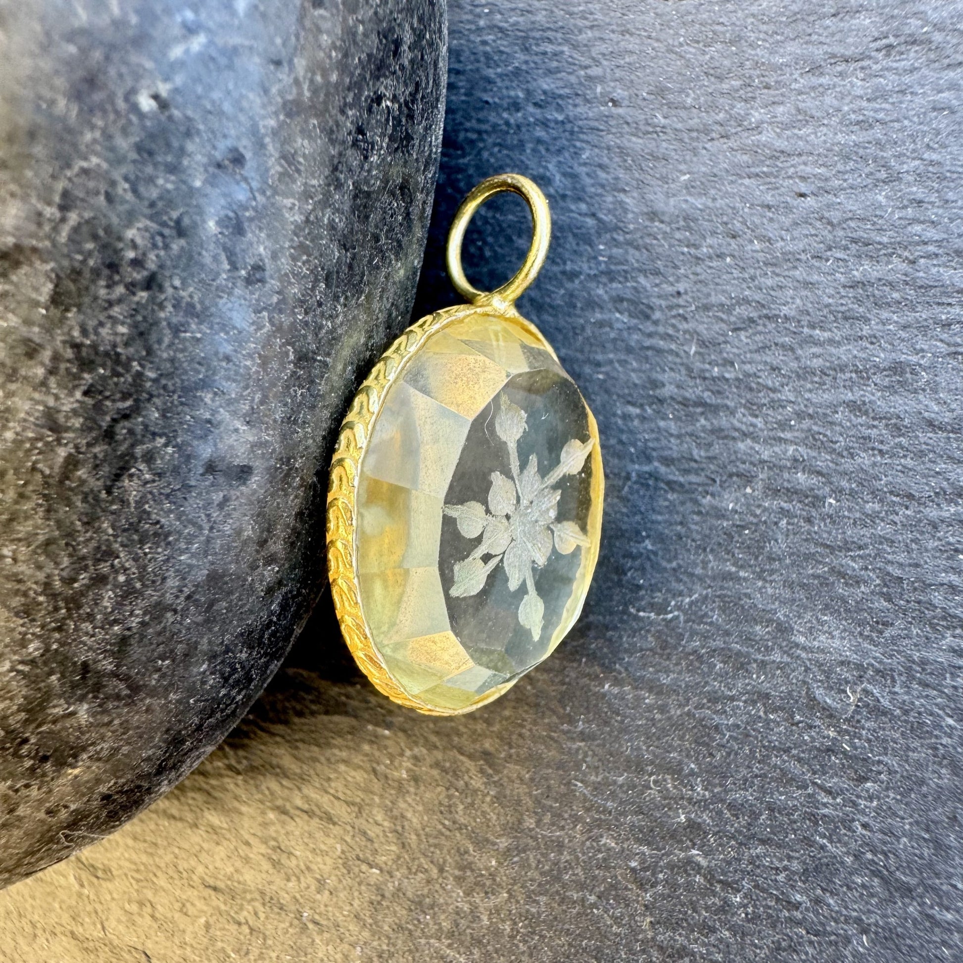 Pendentif Indien Gravé Fleur en Quartz Citron
