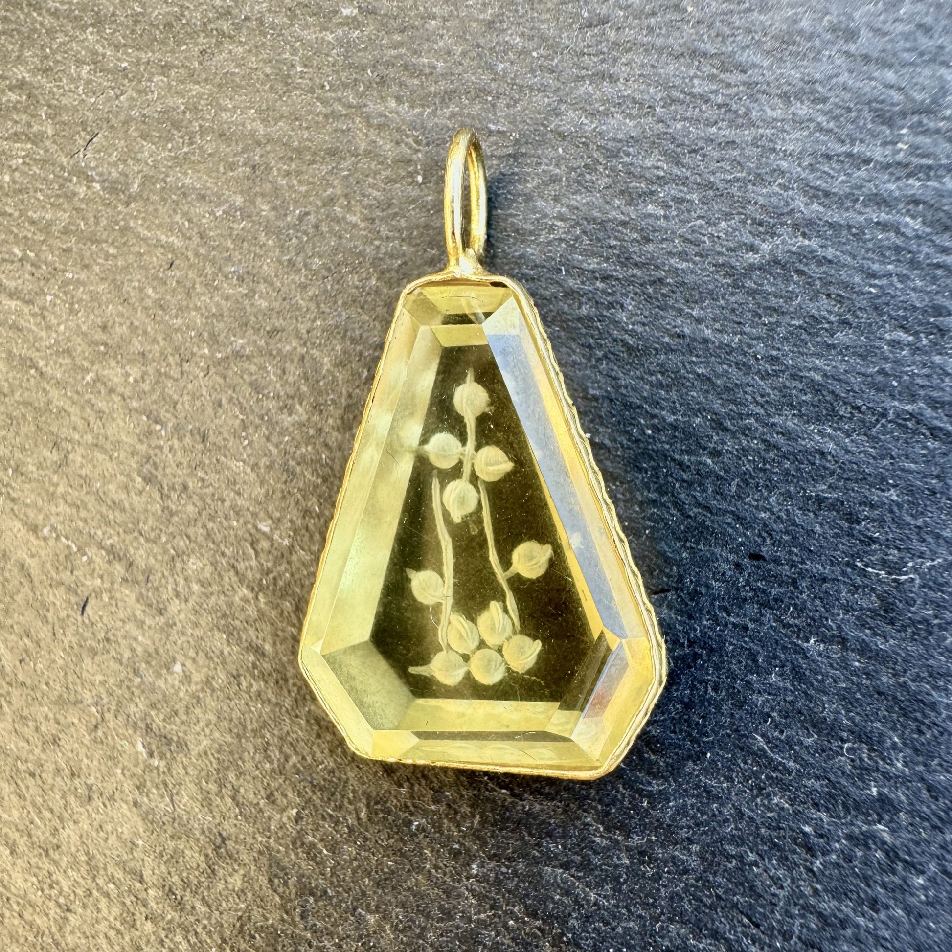 Pendentif Indien Gravé Fleur en Quartz Citron