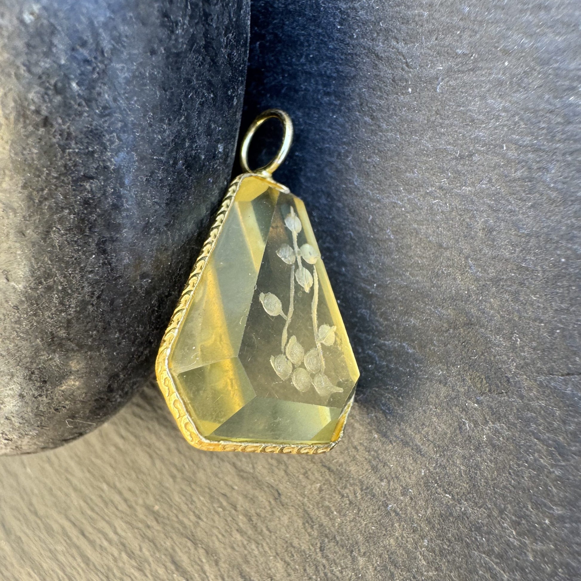 Pendentif Indien Gravé Fleur en Quartz Citron