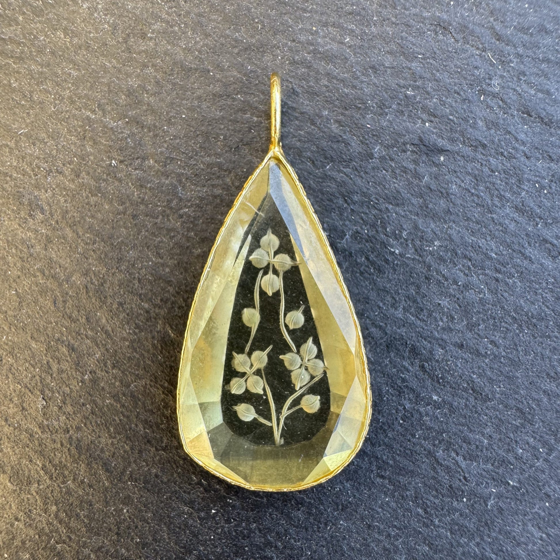 Pendentif Indien Gravé Fleur en Quartz Citron