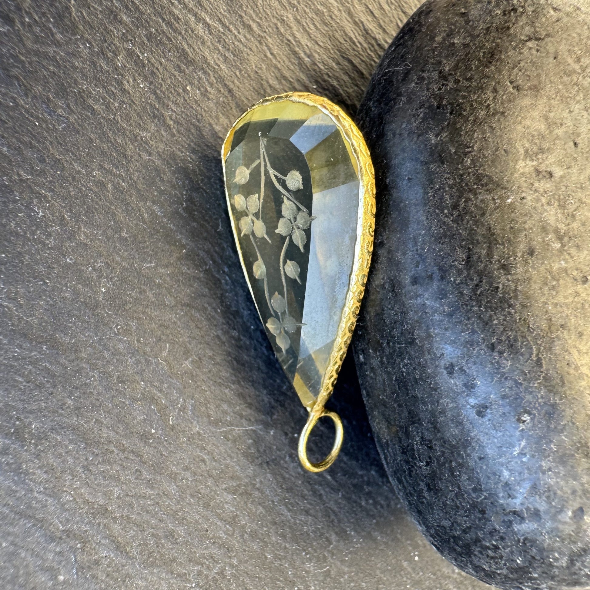 Pendentif Indien Gravé Fleur en Quartz Citron