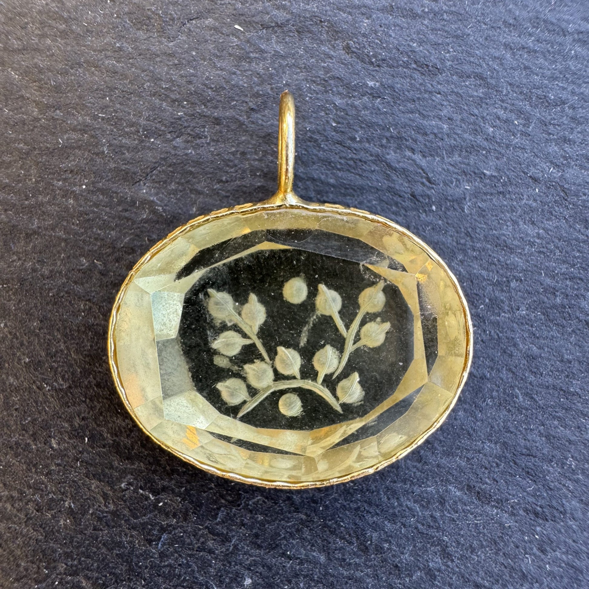 Pendentif Indien Gravé Fleur en Quartz Citron