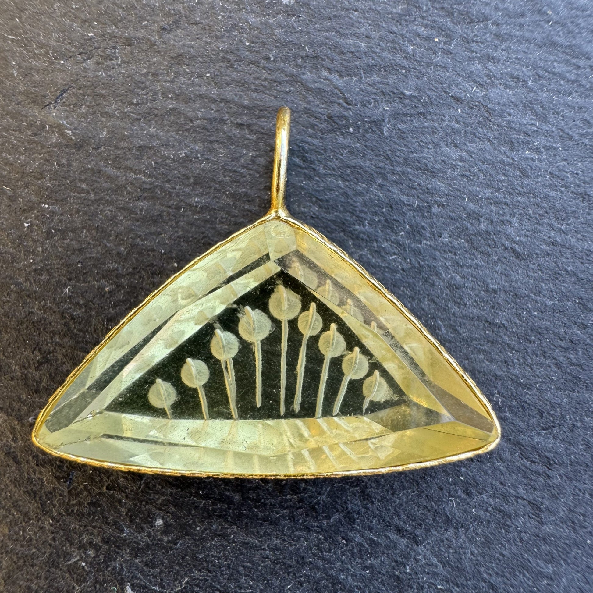 Pendentif Indien Gravé Fleur en Quartz Citron