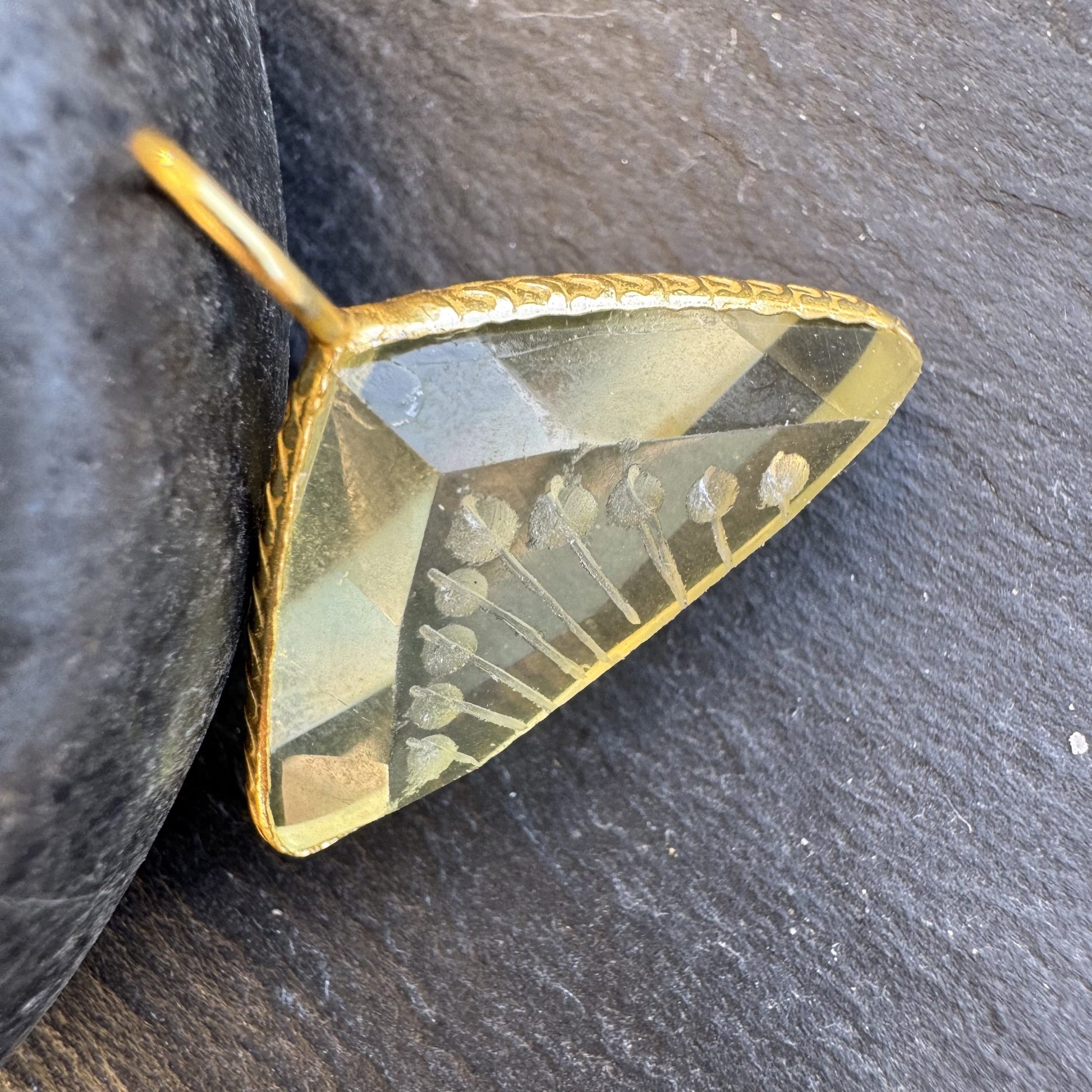 Pendentif Indien Gravé Fleur en Quartz Citron