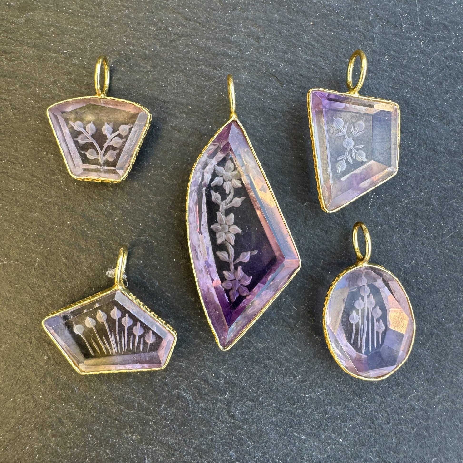 Pendentif Indien Gravé Fleur en Améthyste