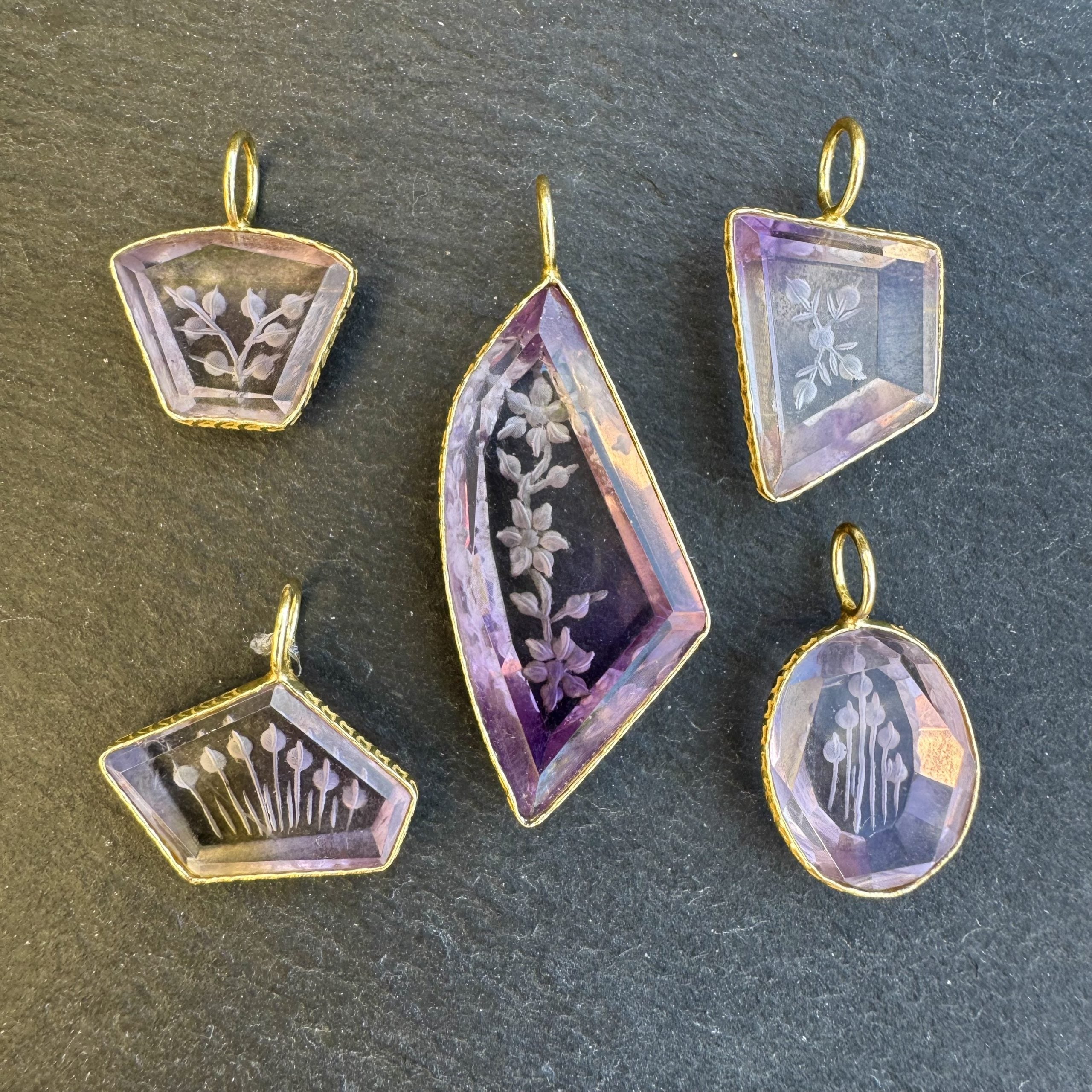 Pendentif Indien Gravé Fleur en Améthyste