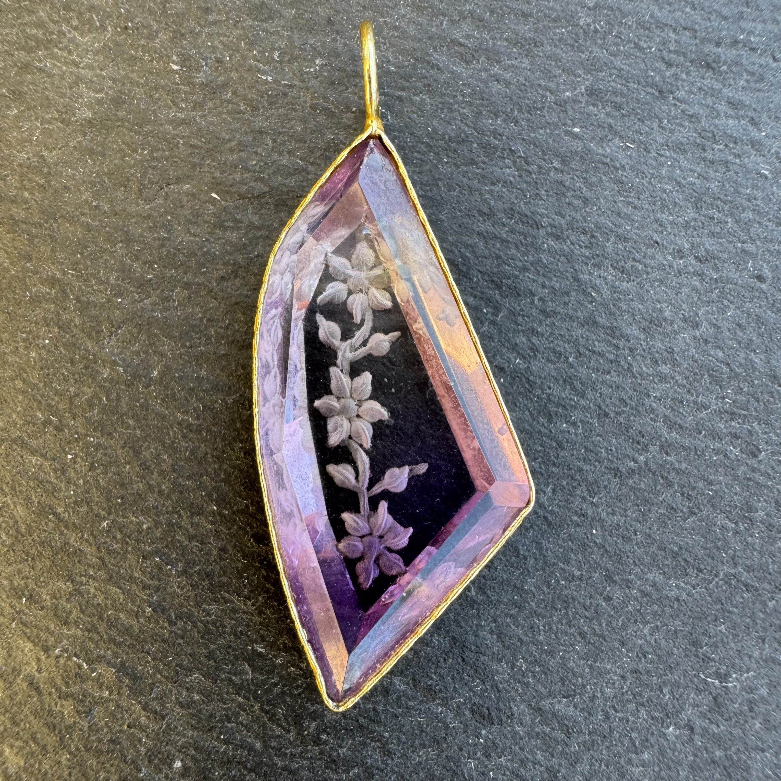Pendentif Indien Gravé Fleur en Améthyste