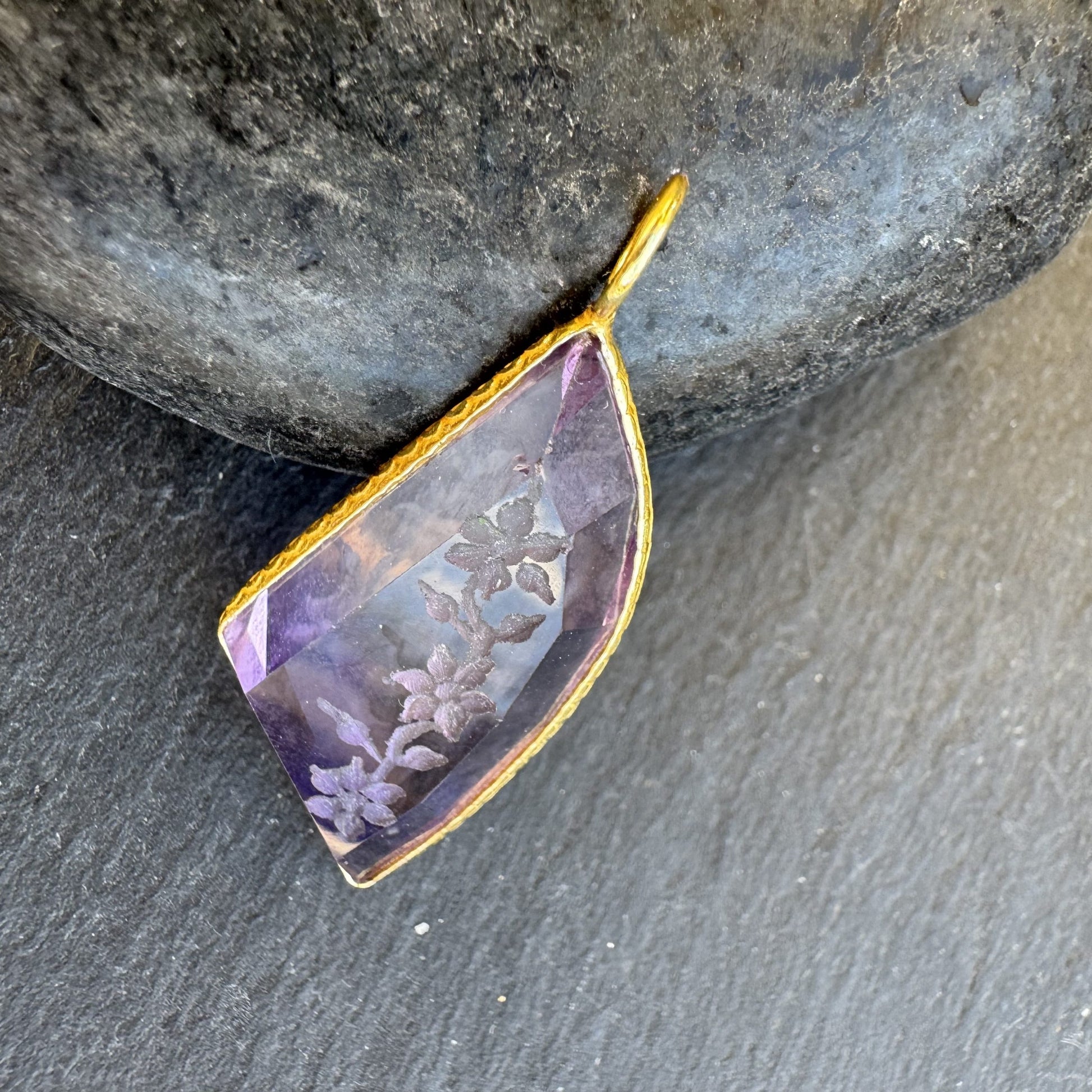 Pendentif Indien Gravé Fleur en Améthyste