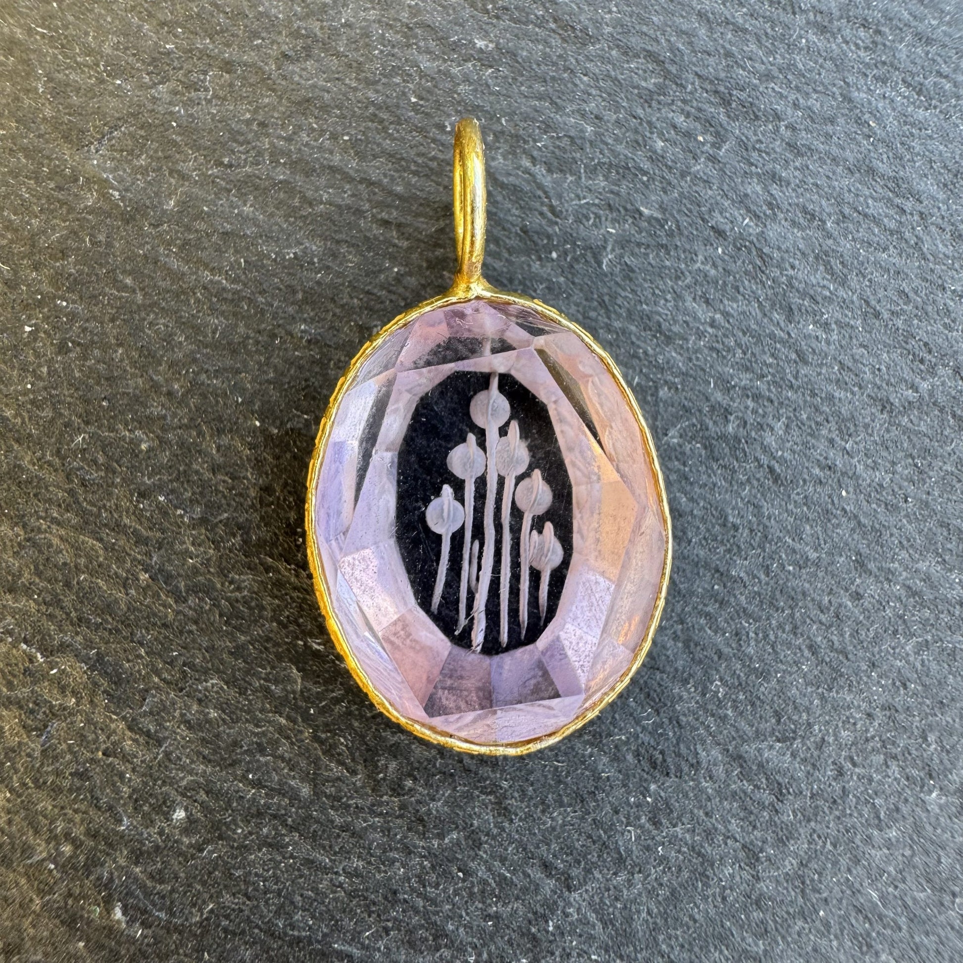 Pendentif Indien Gravé Fleur en Améthyste