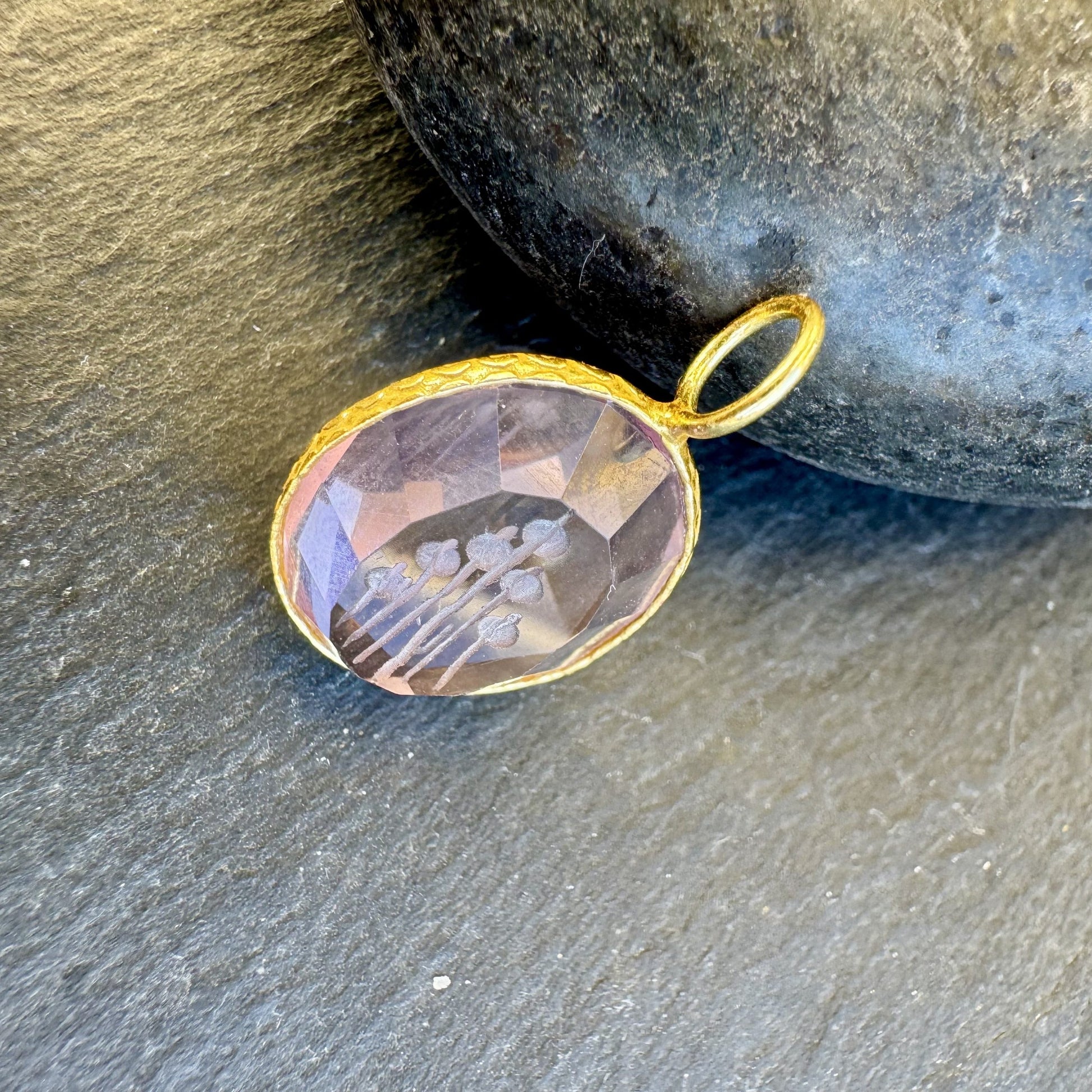 Pendentif Indien Gravé Fleur en Améthyste