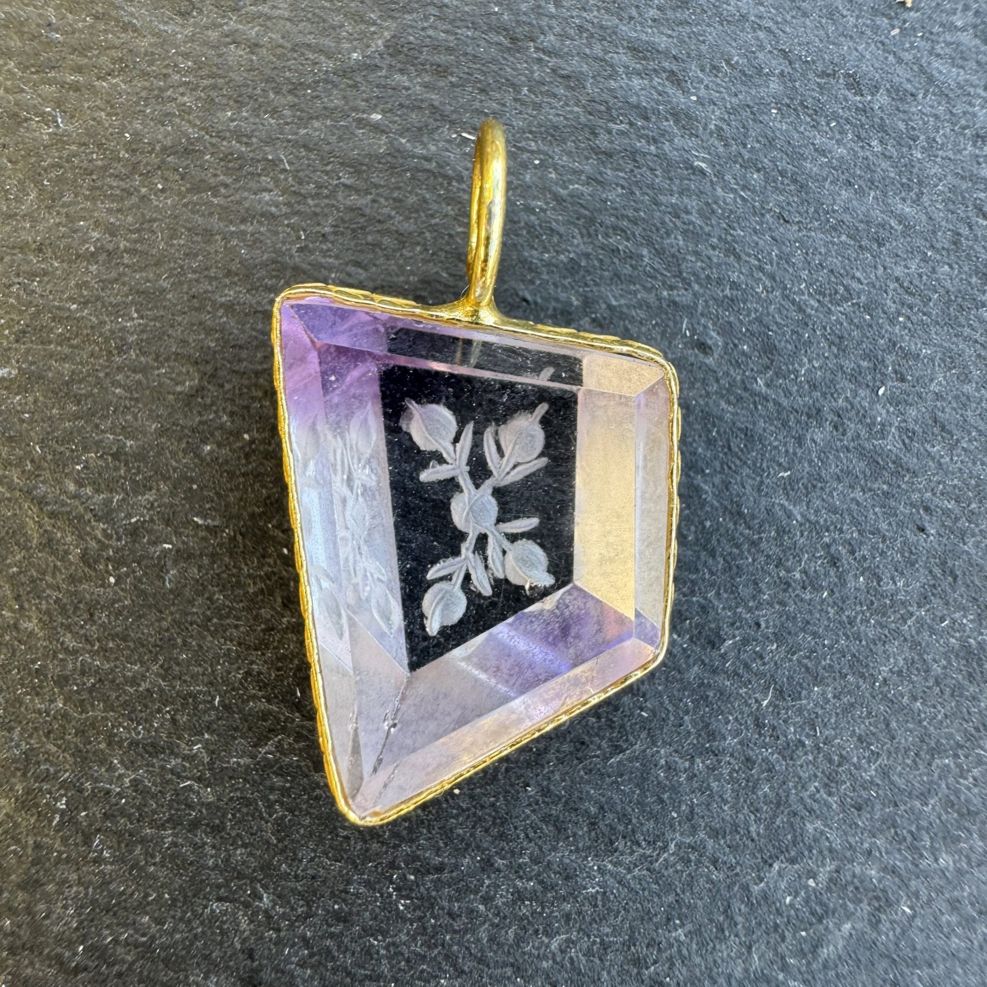 Pendentif Indien Gravé Fleur en Améthyste