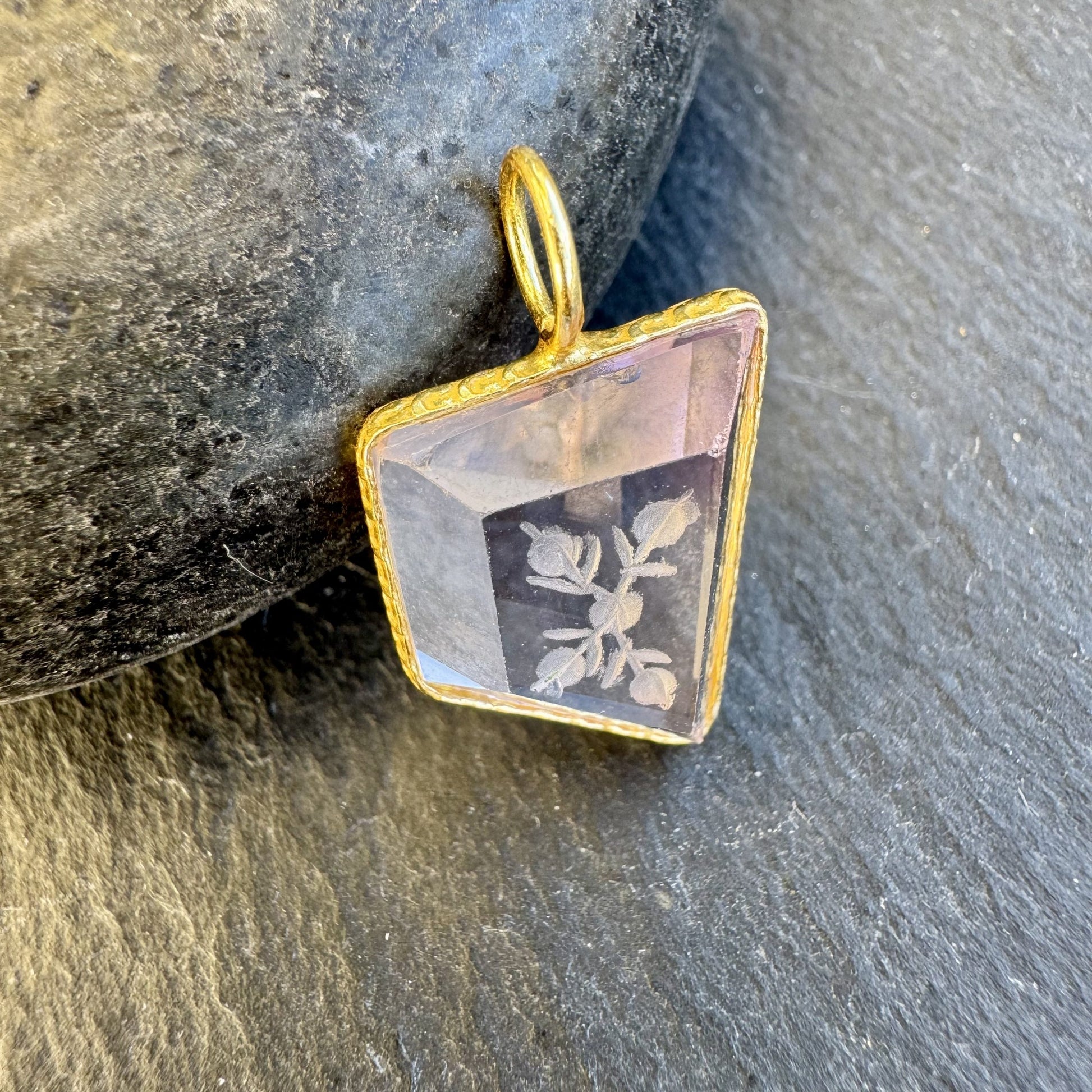 Pendentif Indien Gravé Fleur en Améthyste