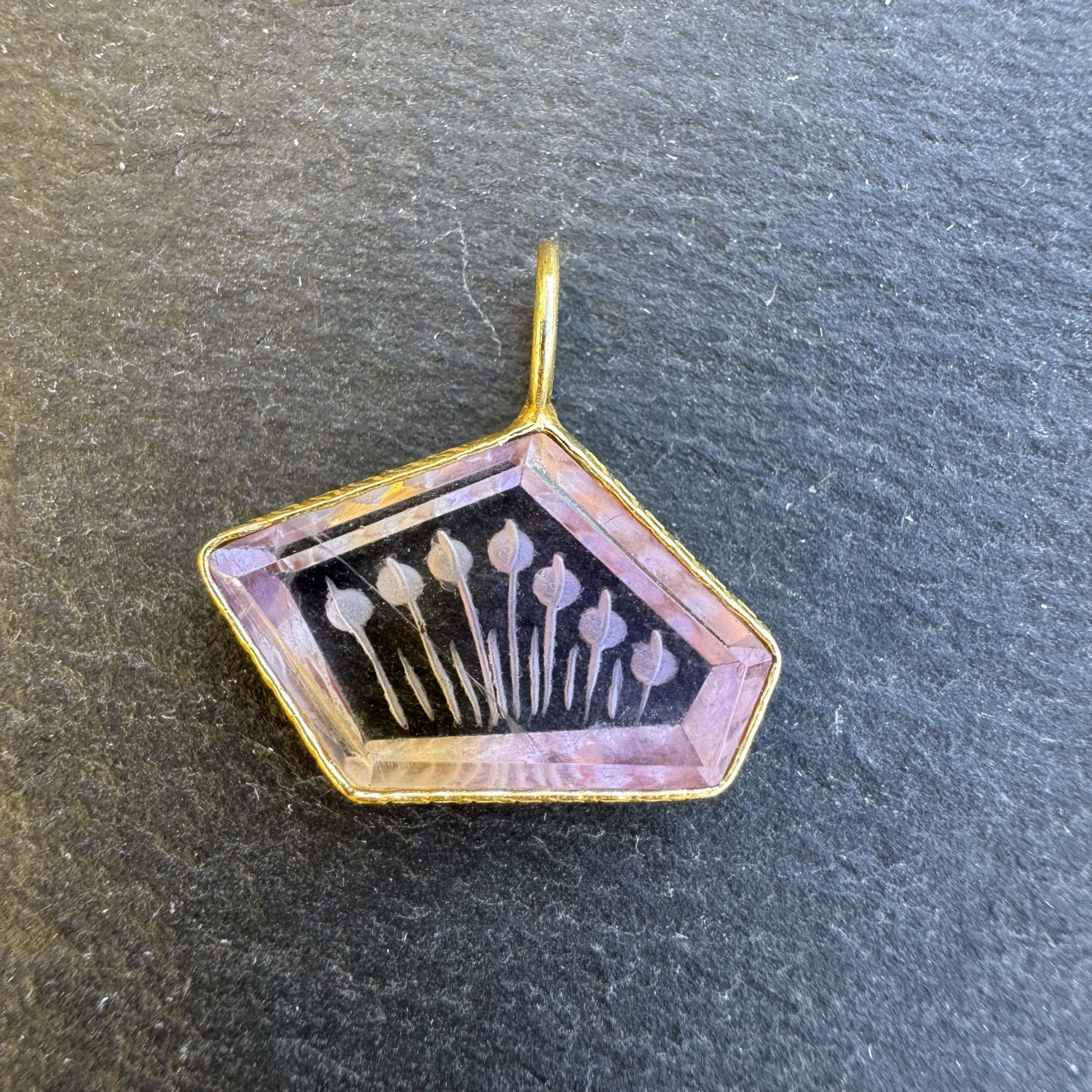 Pendentif Indien Gravé Fleur en Améthyste