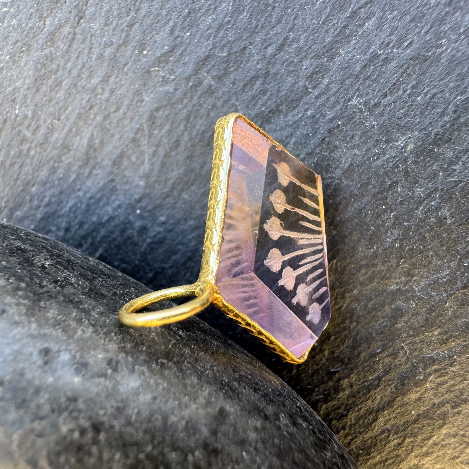 Pendentif Indien Gravé Fleur en Améthyste