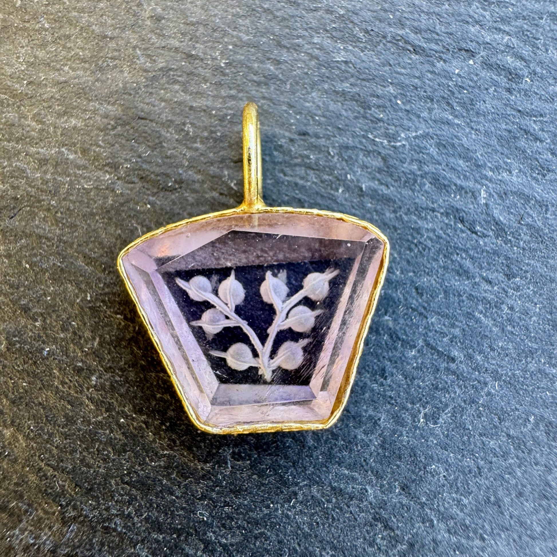 Pendentif Indien Gravé Fleur en Améthyste