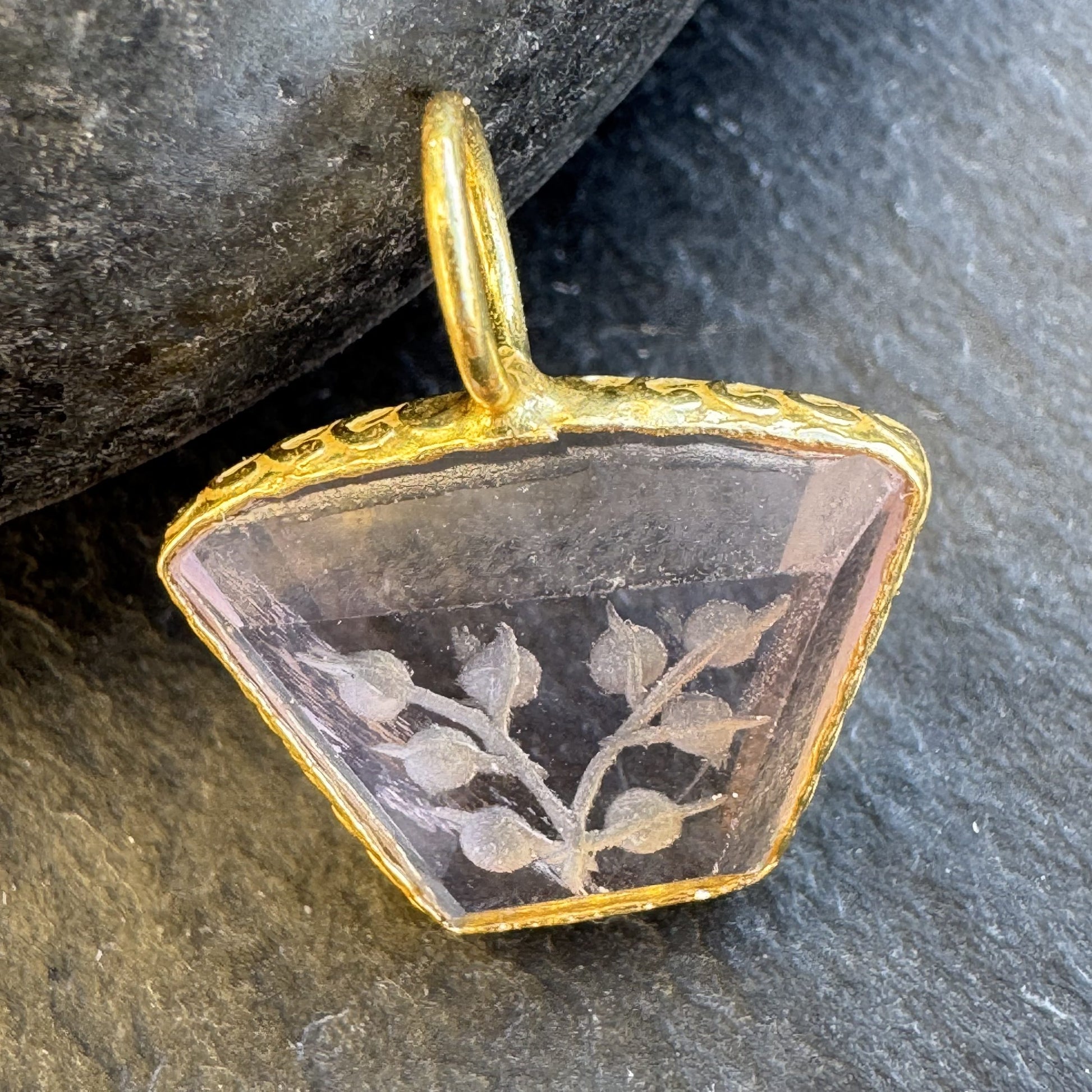 Pendentif Indien Gravé Fleur en Améthyste