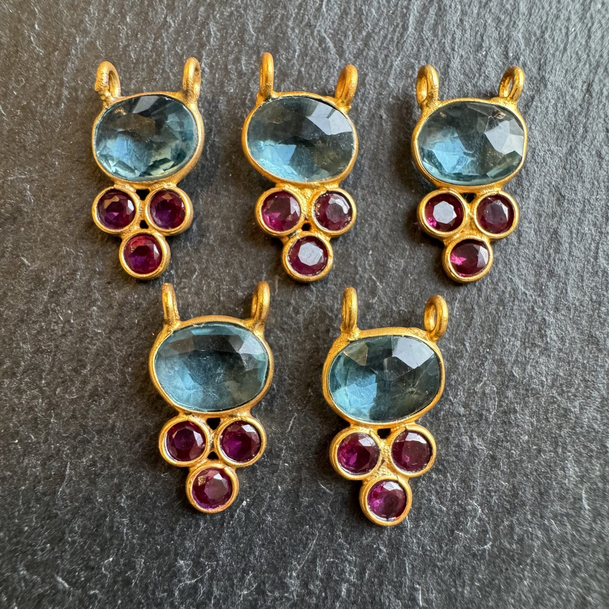 Breloque Jaipur Quartz bleu, quartz fuchsia