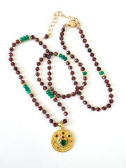 Collier/sautoir noué en Grenat et Médaille indienne Ronde