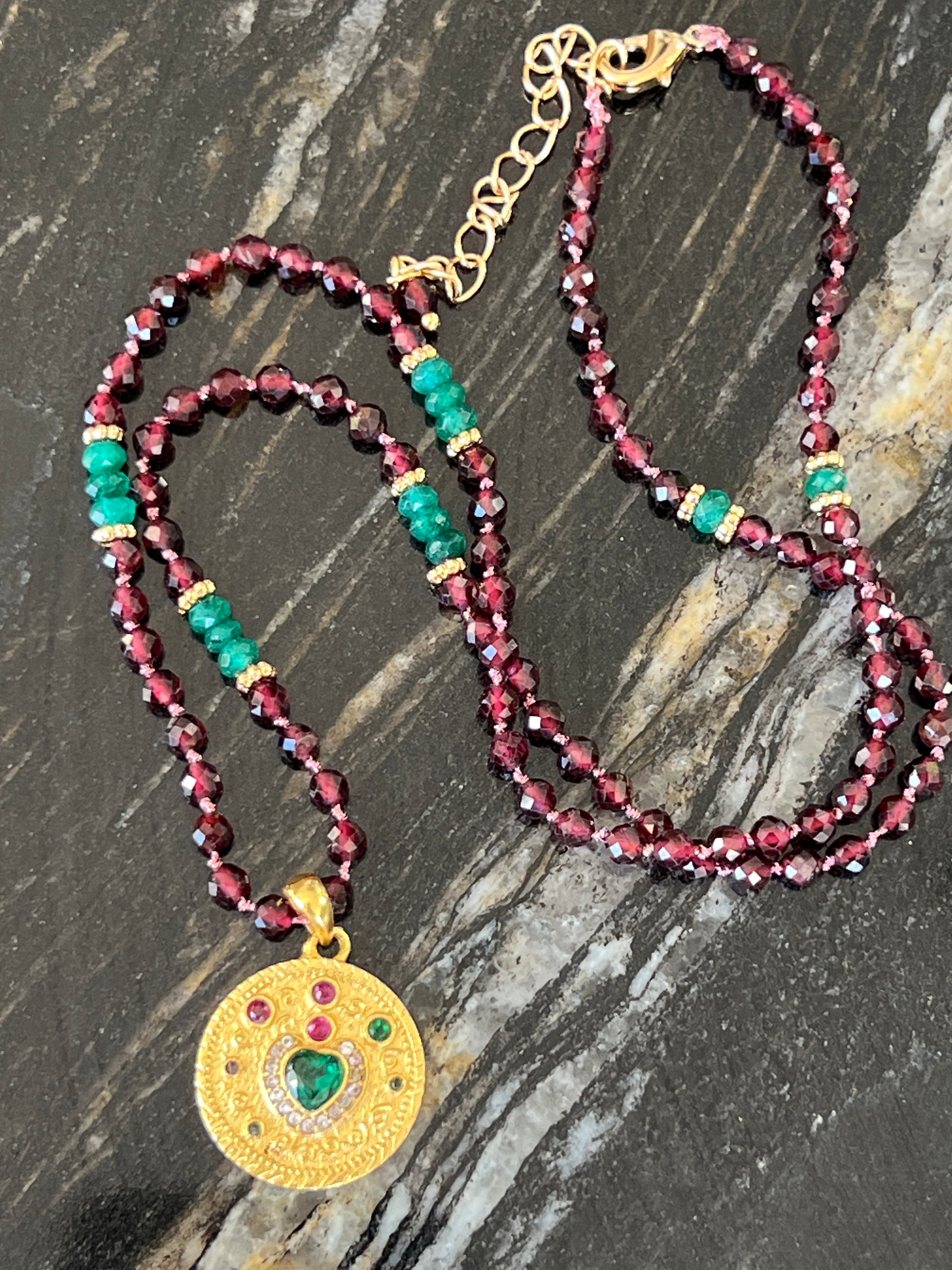 collier Grenat rouge et médaille indienne