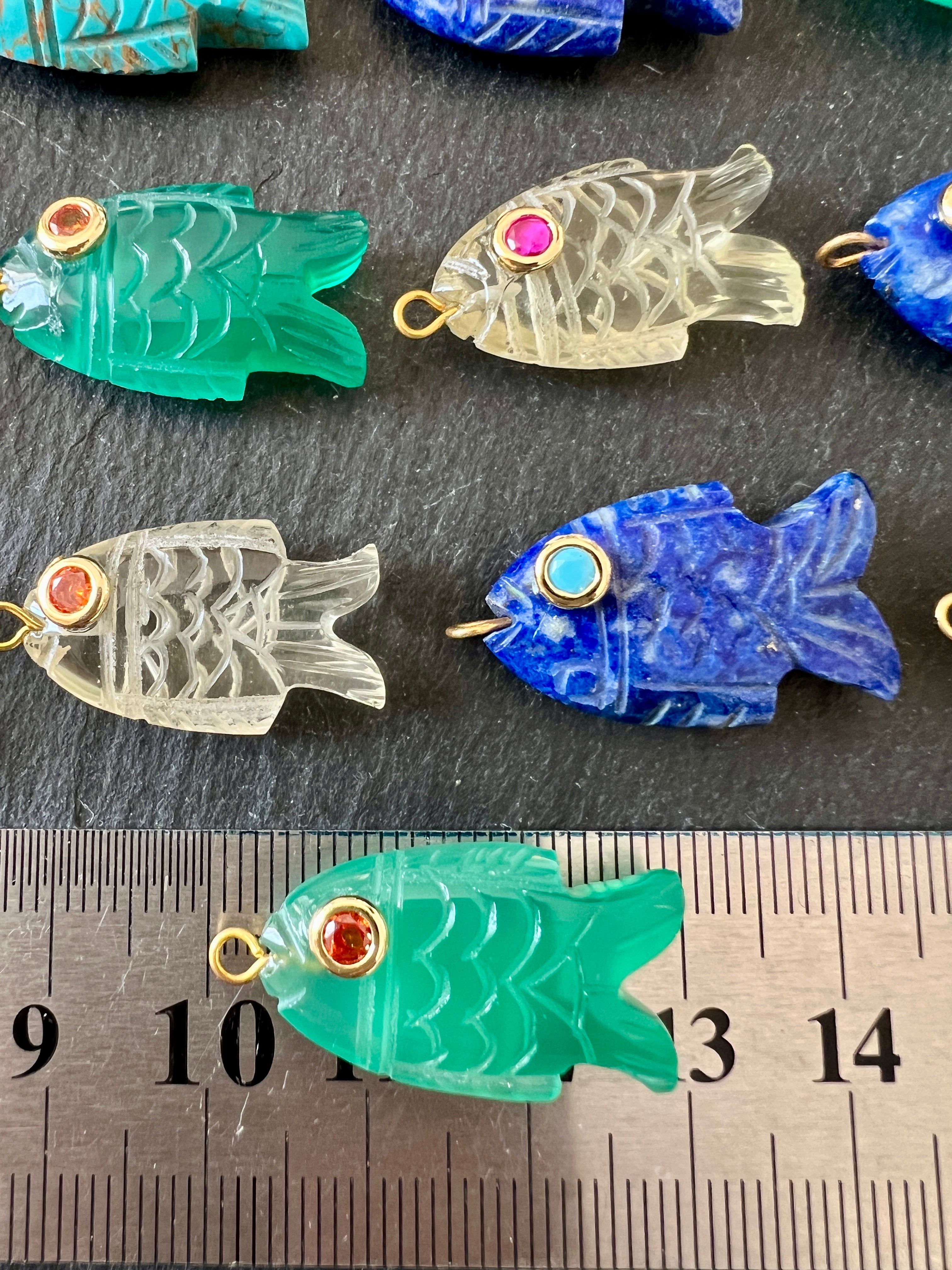 Pendentifs Poissons en Pierres sculptées